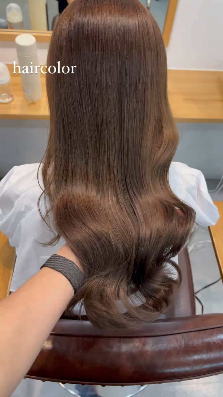 Akaneのインスタグラム：「. 髪の毛が可愛すぎる…♡ スタイリングも可愛いから 美容室帰りはるんるんやねん🥺🫧  ちなみにブリーチはしてなくて この透明感とツヤ✨️  @___t.5___  . . #ヘアカラー#ヘアスタイル #ロングヘア#大阪美容室」