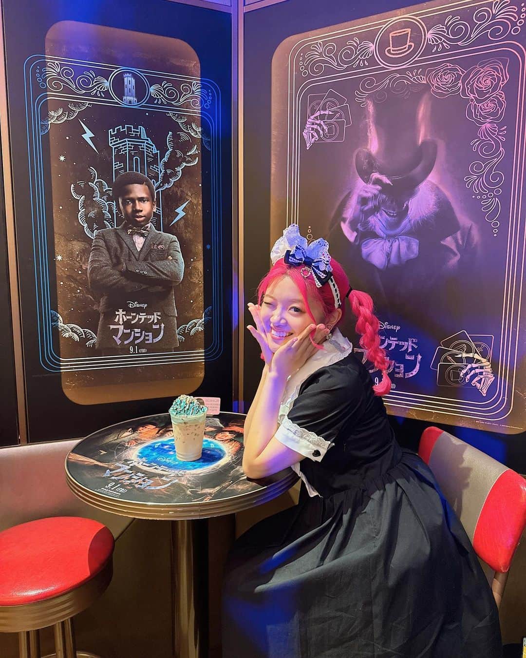 あいりDXのインスタグラム：「映画ホーンテッドマンション見てきたぁ🎃 ホラー絶対無理な私が、わき汗かきながら見ましたが大丈夫でした🥹💕 もう怖すぎたらリタイアしようと思って行ったけど、感動して泣くし笑うしディズニーありがとうwww 昔から乗ってたアトラクションの歴史も知れて、初めて見た作品ではない感じのこの親近感！🥹  愛を持って作られた作品なんだなと伝わりまくりました✨ これは流石におすすめしたい映画なのよ！！ もう一回見たい！！  気合い入れてホーンテッドマンション風コーデもして楽しかったぁ😍 ちなみに、写真に写ってるカフェは池袋の映画館にあるクラッパーズダイナーだよ🥂  p.s.プリクラのイラスト割と上手く描けてない？笑  #ホーンテッドマンション #ホーンテッドマンションコーデ #ディズニー映画」