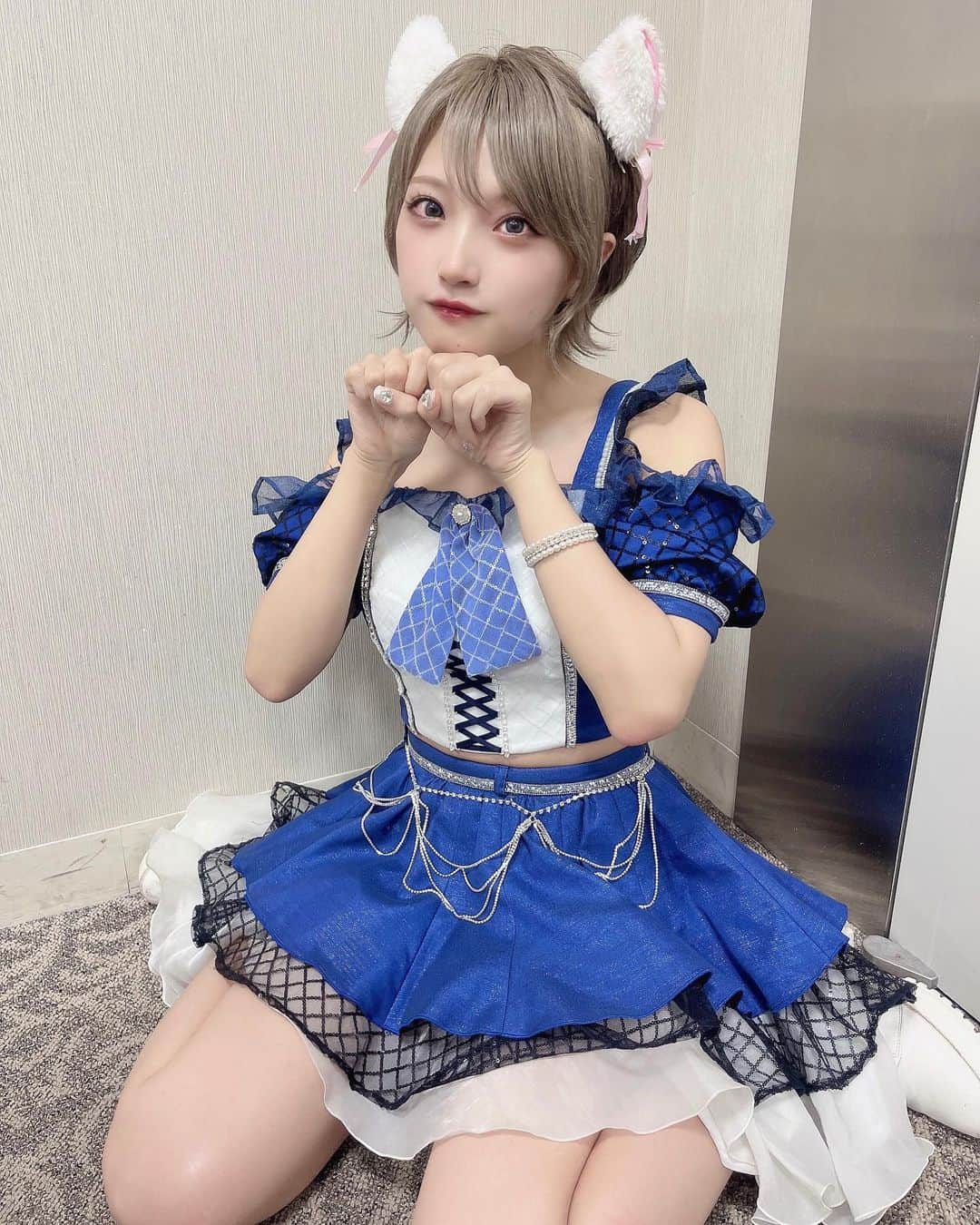 東條ゆりあのインスタグラム：「やっぱこの衣装好き！🫶  左から写真撮るとめっちゃ雰囲気変わるん〜〜〜 なんでだ」