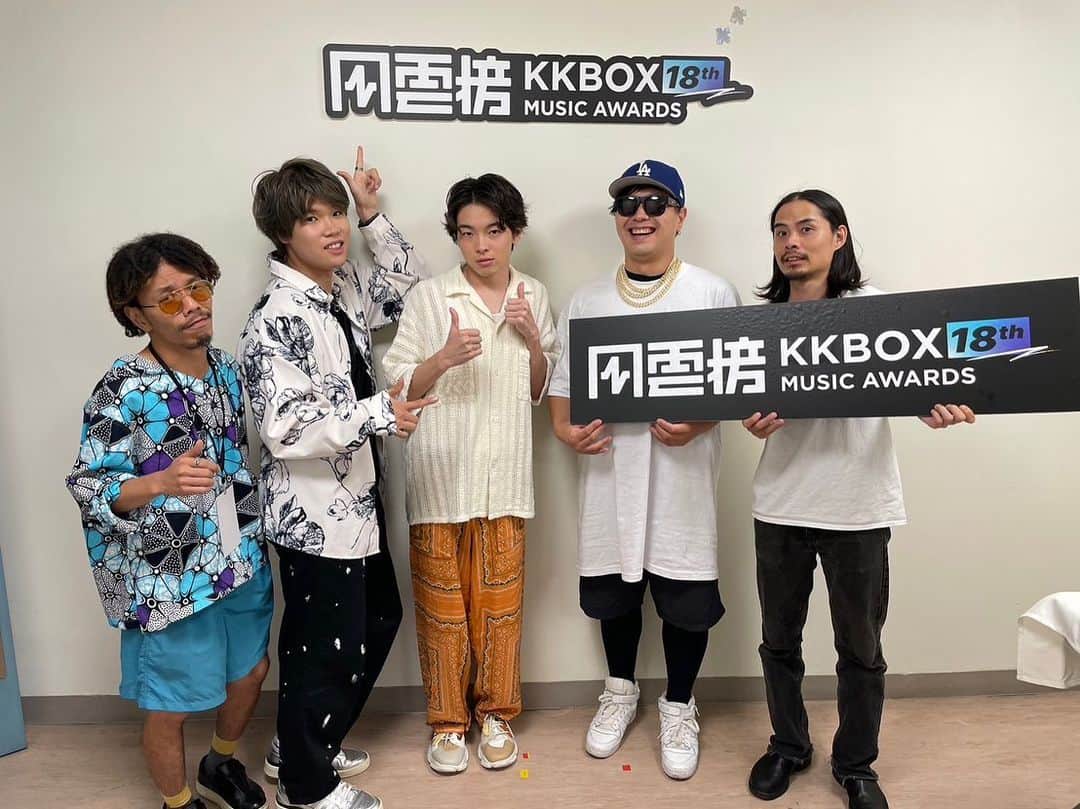のインスタグラム：「KKBOX MUSIC AWARDSありがとうございました！！✌️ めちゃくちゃ楽しかったです！  プリも撮ったお！！  key. @jinichiro_h  Ba. @agurihayashibass  Gt. @morisee_acc  Dr. @ruinakatsuka」