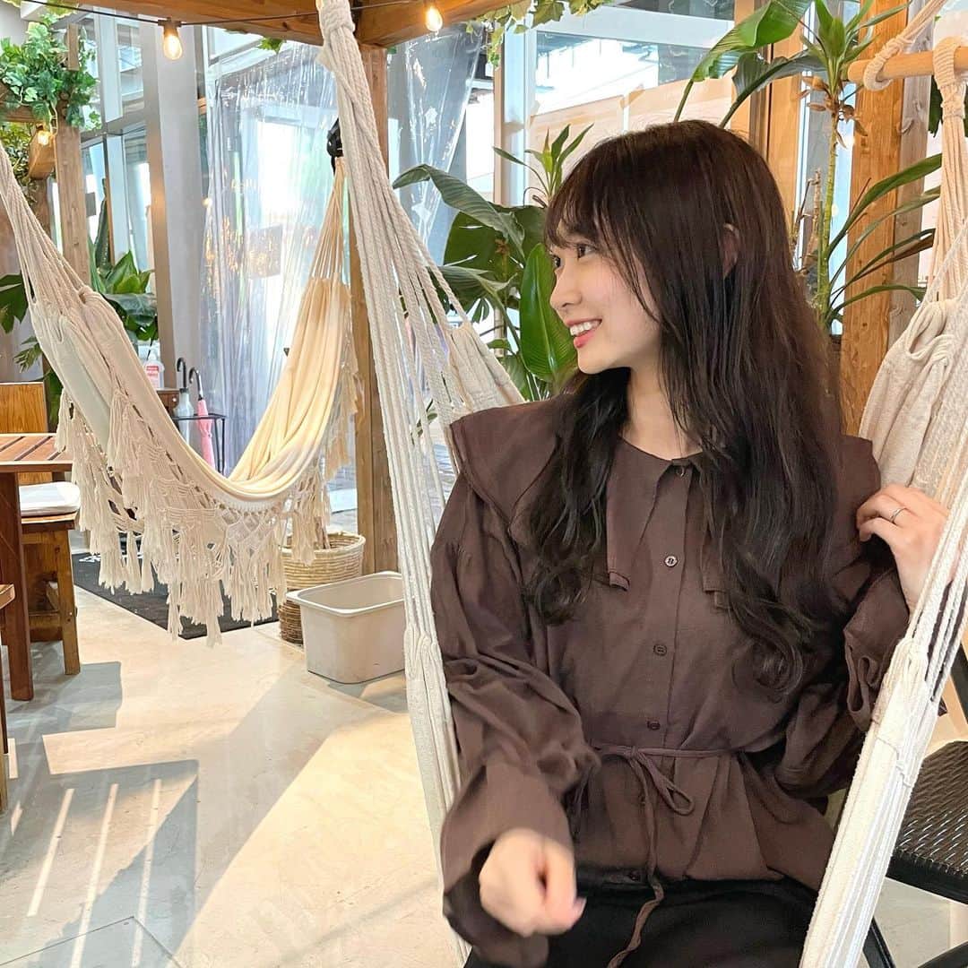 KANAKAのインスタグラム：「ビッグカラーブラウス🤎  こっくりカラーが秋っぽくてお気に入り☺️  私はウエストでリボンを巻いたけど 襟のところにつけるのも◎  前を開けたら羽織りにもなる優れもの🌙  @junoah_official   #junoah #ジュノア #ジュノアコーデ #秋コーデ #ブラウス #タイアップ」