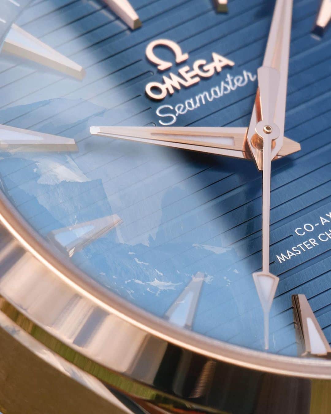 オメガさんのインスタグラム写真 - (オメガInstagram)「Fairway precision. The 41 mm Aqua Terra in 18K Sedna™️ Gold with blue dial and strap.  #OMEGA #OMEGAGolf」9月2日 21時33分 - omega