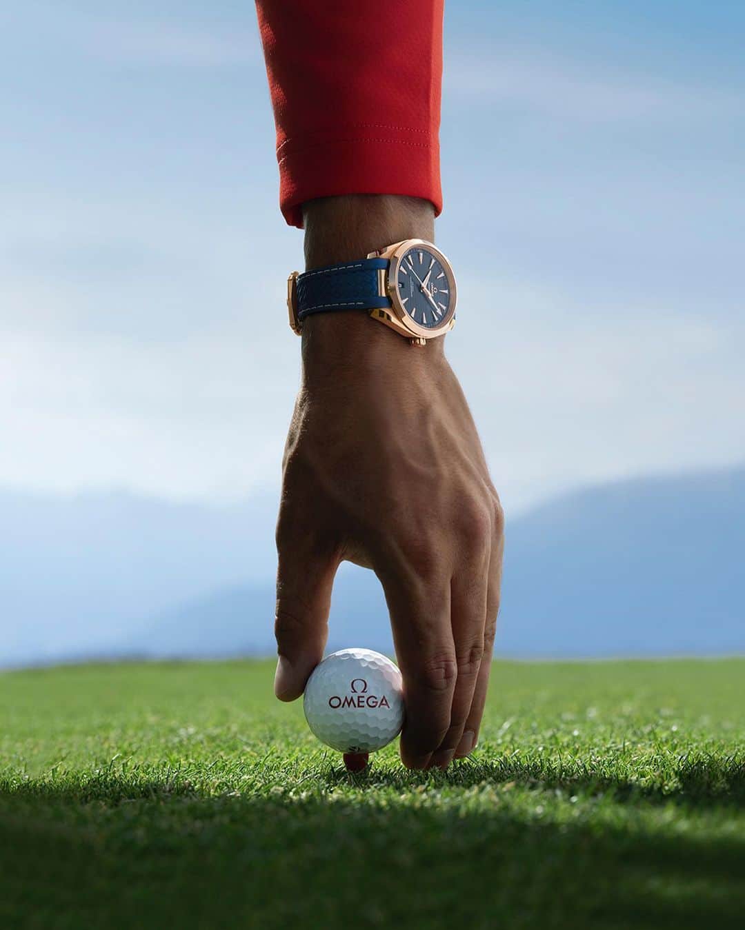 オメガのインスタグラム：「Fairway precision. The 41 mm Aqua Terra in 18K Sedna™️ Gold with blue dial and strap.  #OMEGA #OMEGAGolf」