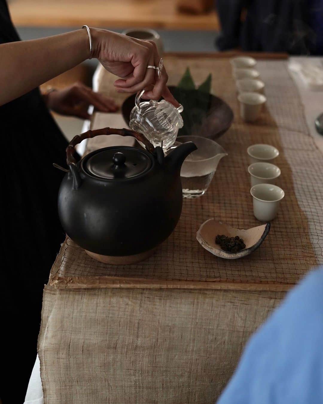長屋なぎささんのインスタグラム写真 - (長屋なぎさInstagram)「中国茶lesson / @dishes_chihironakamoto .  先日の簡易金継ぎに続き、はじめての中国茶の世界に。 奥深くて面白さと難しさもかんじた時間。先生の作り出す世界観が本当素敵でセンスもすきでとても居心地の良い時間でした。  先生の入れてくれるお茶が上品でとっても美味しかったこと、 ちーちゃんの焼いたキャロットケーキがやっぱりおいしいこと、 コーヒー先生オグちゃんのマニアックな質問とコメントでよりこの会に深みがましたこと  良き時間になりました。 大人になり興味が少しあることでも思い切って一歩踏み込み学ぶって楽しいですよね☺️  @sobaetea @chihiro_nakamoto」9月2日 21時34分 - nagisanagaya