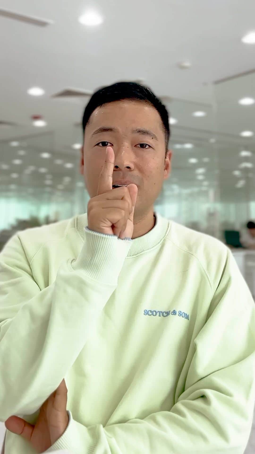 のインスタグラム：「最新のiPhone15【ドバイから先行紹介！】「いや、これ高すぎでしょ...批判殺到」  最近のAppleを見ていると、高級ブランドとしてのポジショニングを加速していっていると感じる。  毎回新品では数十万を裕に超える価格帯にしているが当然ながら世界の8割の人間は手が出せない価格帯に達している。  「1000人に1万円で売るよりも、20人に50万円で売った方が効率的だよね」という事でもある。  実際にヨーロッパの倒産理由を調査した資料を以前目にしたが低価格と高価格の事業で倒産率を調べると低価格の方が70%以上も倒産率が高くなるという結果もある。  機能で勝負ができない時代、人の感情や心理で差別化を図るしかなくなっているのがAppleなのかもしれない。」