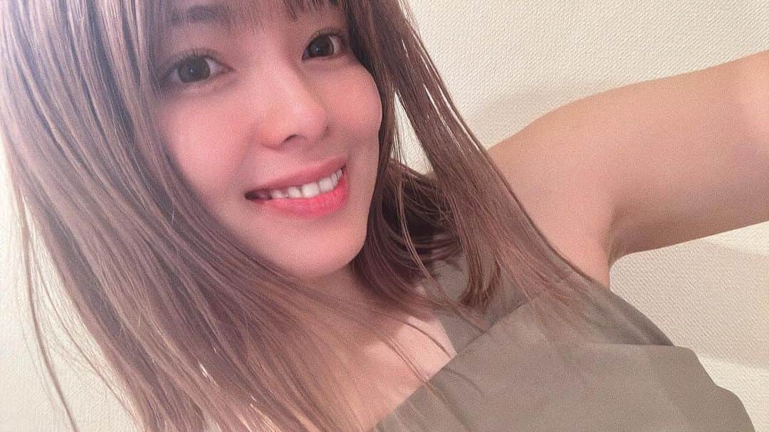 瀬戸サオリのインスタグラム：「久しぶりのブリーチ👩🏼‍🦰 久しぶりの自撮りそわそわ。  中暗くして 毛先白ぽくしたいので まだ未完成だけど プツっとヘアーが 飽きてたので レイヤーいれてもらって イメチェン大満足☺️  外人みたいな 可愛い色になった🫡  @marin_minami  @goodthing.tokyo   🩵🤍🩵🤍🩵」