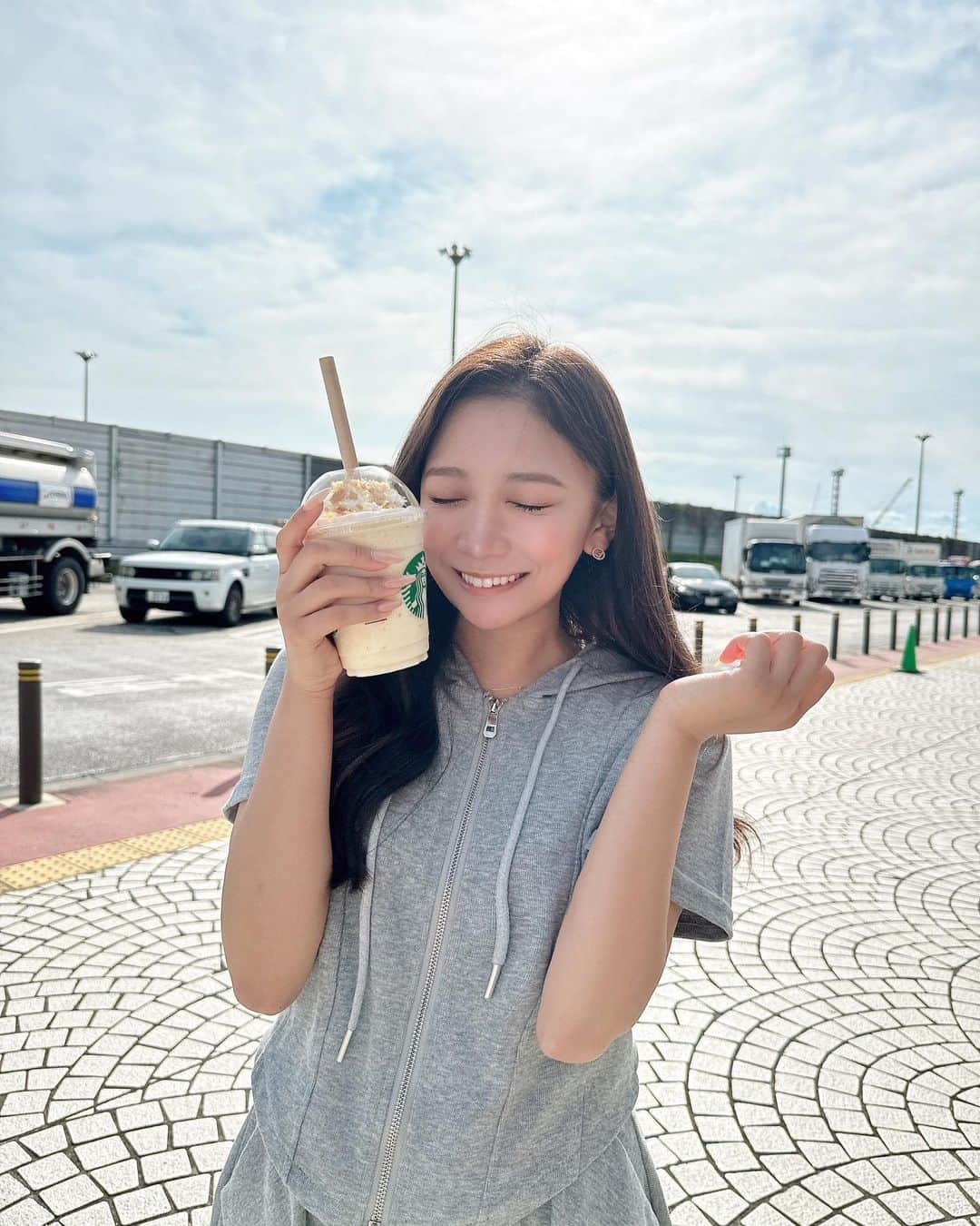 高木美穂のインスタグラム：「スタバのおさつバター飲めた🥰 ° おいしかったああああ！！🤭🤍 ° snsでいろんなカスタム紹介されてるの見てて気になってたんだけど、 初なのでとりあえずノーマルで頼んでみた🤭 ° また飲みたいな😊 ° #スタバ #スタバ新作 #さつまいも #さつまいもスイーツ #おさつバターフラペチーノ #starbucks #japanesgirl」