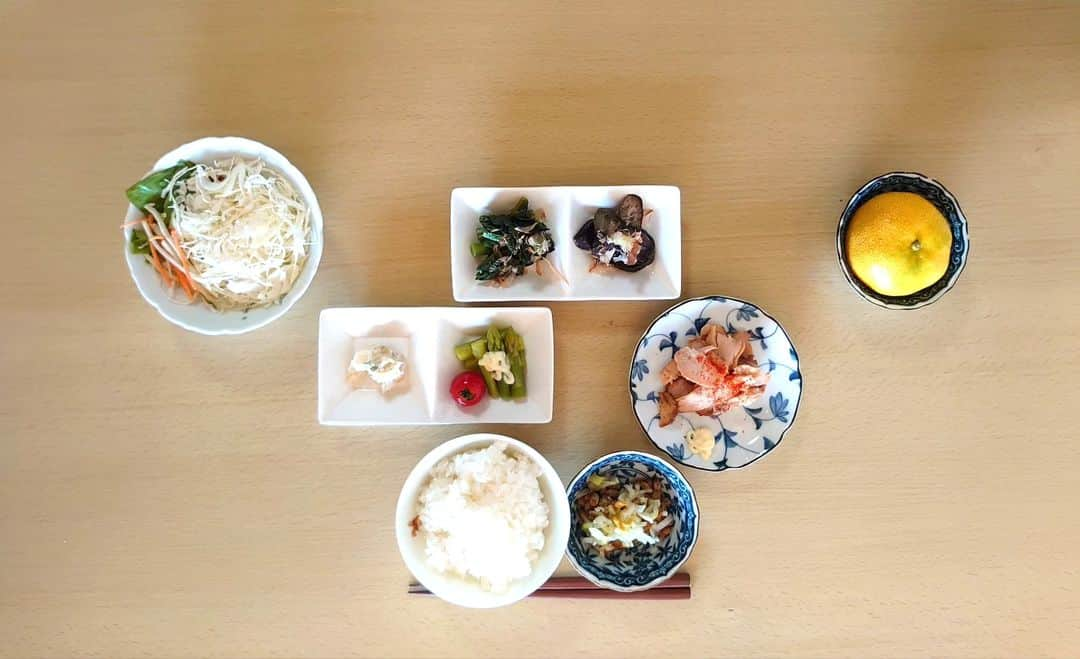 松野行秀のインスタグラム：「【備忘録🖌️〜本日の相方の制限食メニュー🥢〜】  (朝食) ○サラダ ○つるむらさきのお浸し ○アスパラガス ○焼き茄子 ○山海漬け ○鶏チャーシュー ○納豆 ○ご飯 ○みかん  たんぱく質14.5g 塩分1.8g カリウム520mg  (昼食) ○トースト ○牛乳  たんぱく質14.5g 塩分1.2g カリウム430mg  (夕食) ○オクラ ○ブロッコリー ○刺身こんにゃく ○きゅうりとカニカマのマヨネーズ和え ○鳥もも肉のガーリックバター焼き ○ご飯 ○オレンジ ○甘納豆  たんぱく質16.5g 塩分1.8g カリウム520mg  #カロリーSlism https://calorie.slism.jp/  #男の手料理 #典座日記 #腎臓病制限食 #減塩 #低たんぱく #低カリウム #先行的腎移植延期 #保存療法」