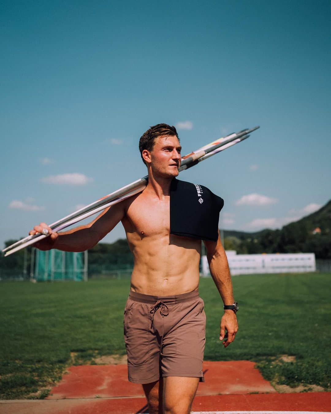 トーマス・レーラーのインスタグラム：「How did your week go so far?  I just finished a little shake out for track action @istaf_berlin tomorrow ✌🏼 let‘s see if the progress we made shows on track 🤞🏼📈 Then some days off with the family before the grind continues 🙋🏼‍♂️   #athletelife #trackandfield #javelin #throw #throwers #throws #athletics」