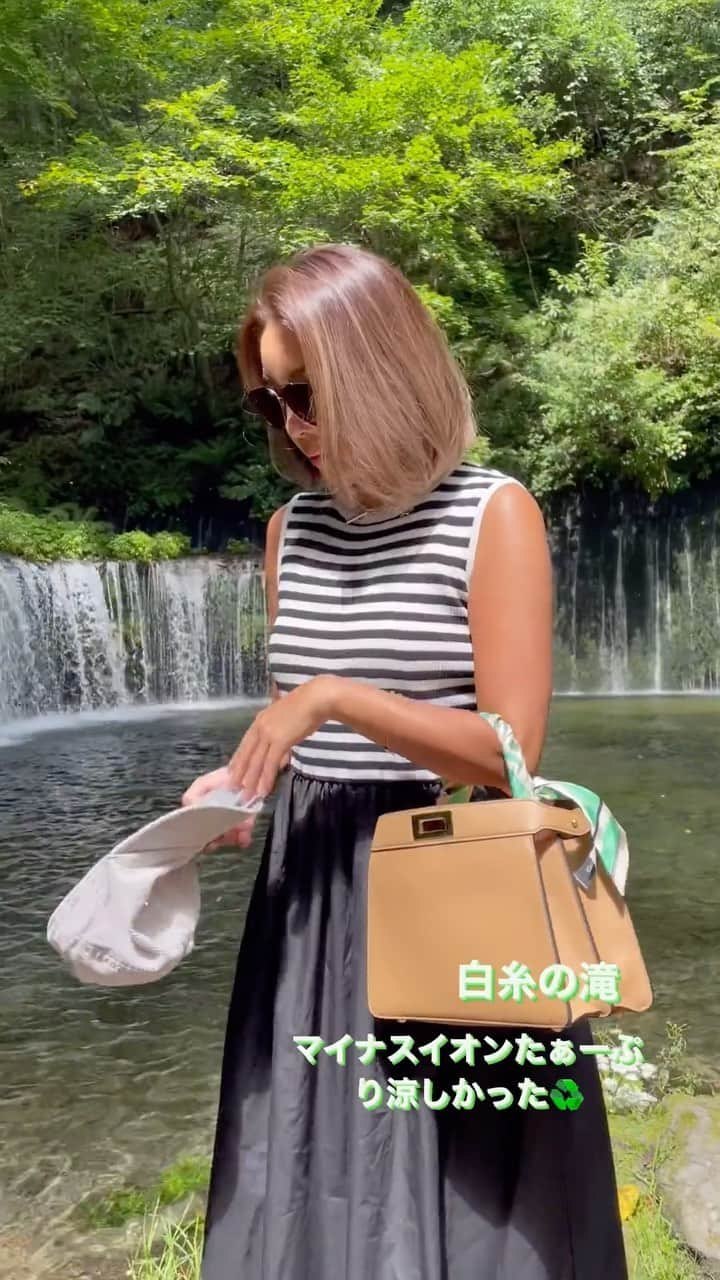 ETSUKOのインスタグラム：「軽井沢へ🌳🌳🌳✨ 避暑地と言うけど木が沢山あって日陰が多く 本当に涼しかった🎐 警察や警備が凄いなーと思ったら 丁度、上皇もいらしていた🫡  #軽井沢旅行 #軽井沢アウトレット #白糸の滝#白糸の滝軽井沢 #滝#避暑地」