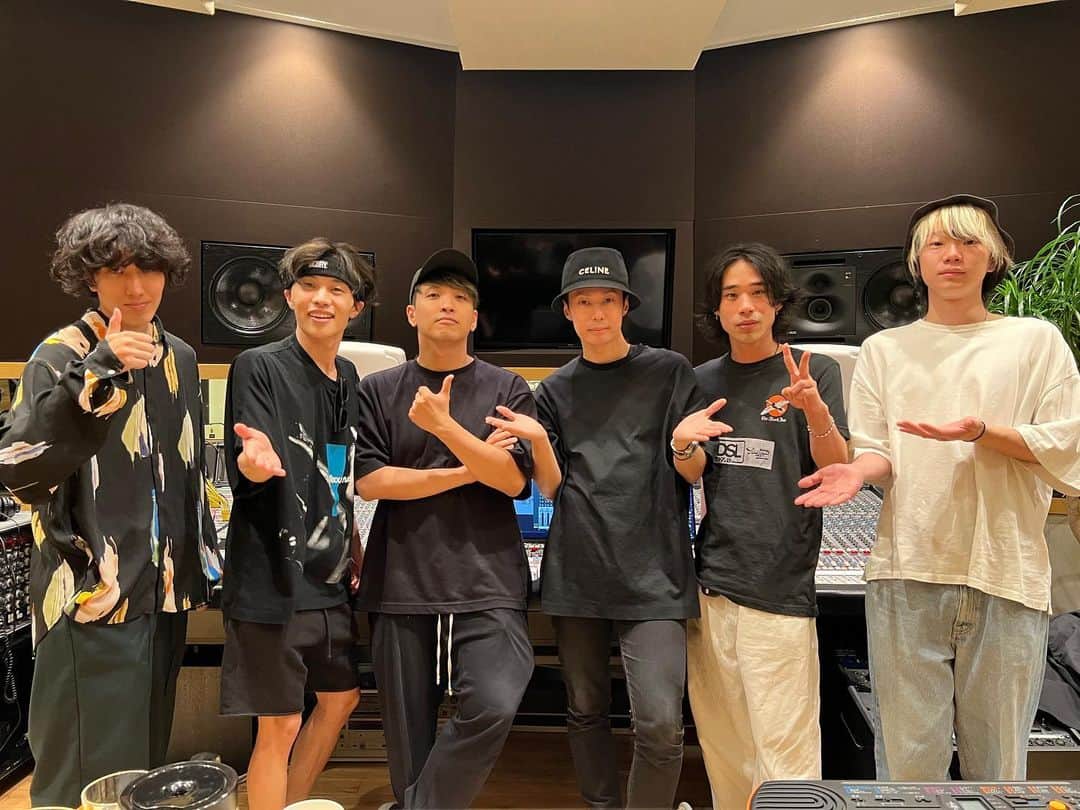 神はサイコロを振らないのインスタグラム：「2nd Full Album 「#心海」をメンバーと共に創り上げていただいたSound Producer やEngineerの皆さんとのお写真を公開！ たくさんの方々と一緒に作り上げています！🙏 #神サイ   1枚目 ▶︎ Naoki Itaiさん 1. Into the deep  2. What's a Pop?  6. 六畳の電波塔  10. Popcorn 'n' Magic!   2枚目 ▶︎トオミヨウさん 3. カラー・リリィの恋文  9. 朝靄に溶ける   3枚目 ▶︎村山☆潤さん 4. Division   4枚目 ▶︎亀田誠治さん 5. 修羅の巷  7. 僕にあって君にないもの  5枚目 ▶︎Yaffleさん 8. スピリタス・レイク  6枚目 ▶︎ 小山寿さん 11. キラキラ   7枚目 ▶︎山崎翼さん(Mastering)」