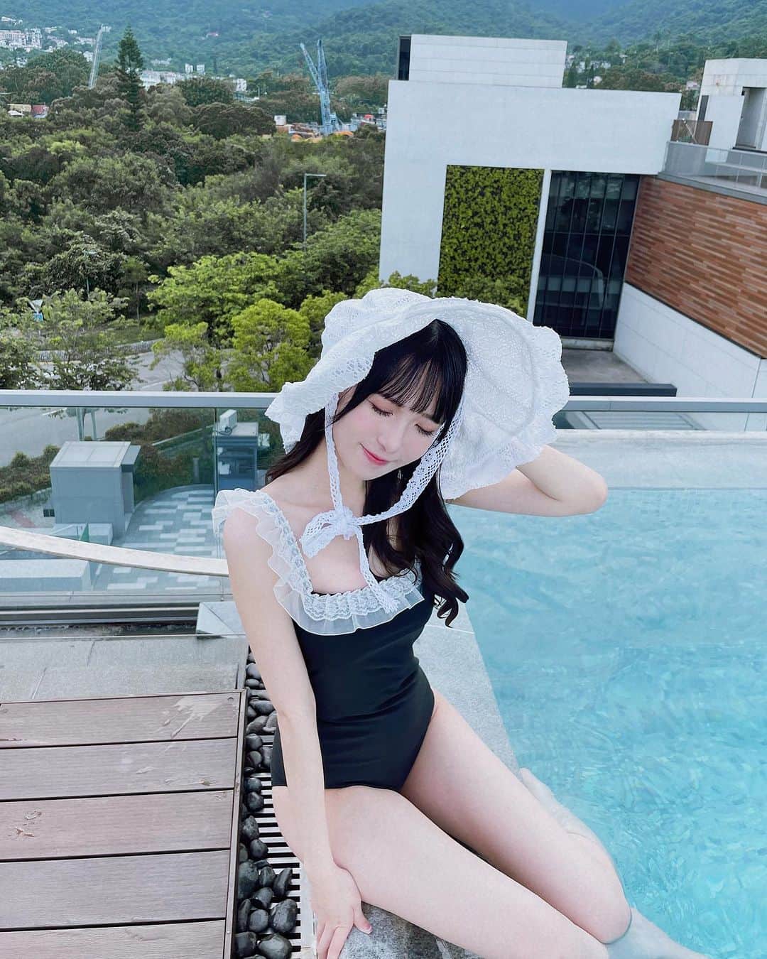 キアナのインスタグラム：「今年初プールっっ👒☁️ . . #水着女子 #水着コーデ」