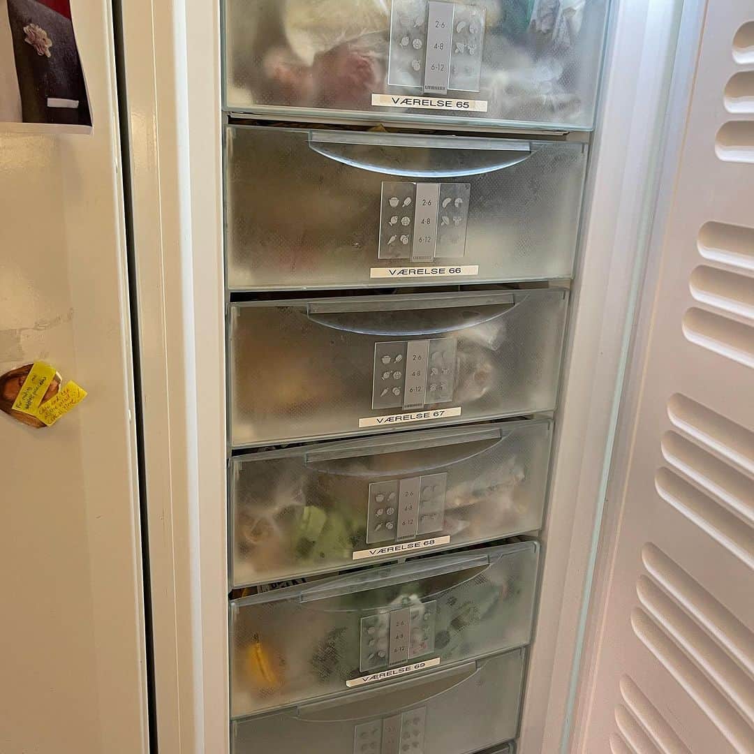 行正り香さんのインスタグラム写真 - (行正り香Instagram)「かりんさんの寮自炊ご飯。共同キッチンで各自冷蔵庫、冷凍庫の引き出しを与えられて、各自で作ります。お料理本は重かったのですが(^^)かーちゃん、箱に詰め込みました。#行正り香 #rikayukimasa #denmark」9月2日 22時02分 - rikayukimasa