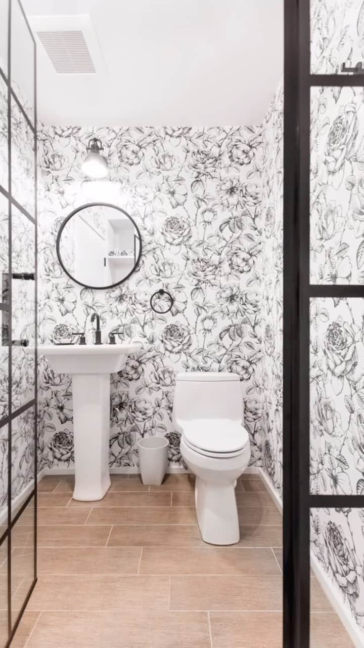 Sweeten Homeのインスタグラム：「Wallpaper in bathrooms? Yes, please!」