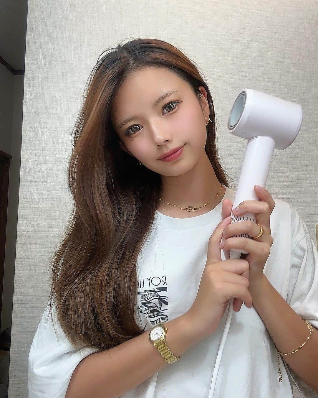 LUNAさんのインスタグラム写真 - (LUNAInstagram)「新しいドライヤーを使い始めて2週間経過! まじでおすすめだから紹介する👍  @anlanpro_official のドライヤーなんだけど、めちゃめちゃ軽くて、なにより台風ばりのパワーなの！🌀  ズボラな私には、髪の毛早く乾くの嬉しすぎる😭 某ドライヤー買うか迷ってだんだけど、これはコスパも良すぎるしGETして正解だった🙆‍♀️  ドライヤーなんて正直何でも良いと思ってたけど、ちょっと良いものに変えるだけで毎日の生活変わる🌿  https://item.rakuten.co.jp/baselab/05-acfj31-04j/  #ANLAN #アンラン #ANLANダブルケアドライヤー #ヘアドライヤー #ドライヤー #速乾ドライヤー #マイナスイオンドライヤー #大風量ドライヤー #美髪 #ヘアケア #スカルプケア #美容家電 #ヘアアイテム#楽天スーパーSALE #自撮り女子#メンズコーデ #ビッグシルエット#ユニクロコーデ#tシャツコーデ #マツエクデザイン#ルーティーン#ゴールドアクセサリー#巻き髪ロング」9月2日 21時56分 - lunaluna1628