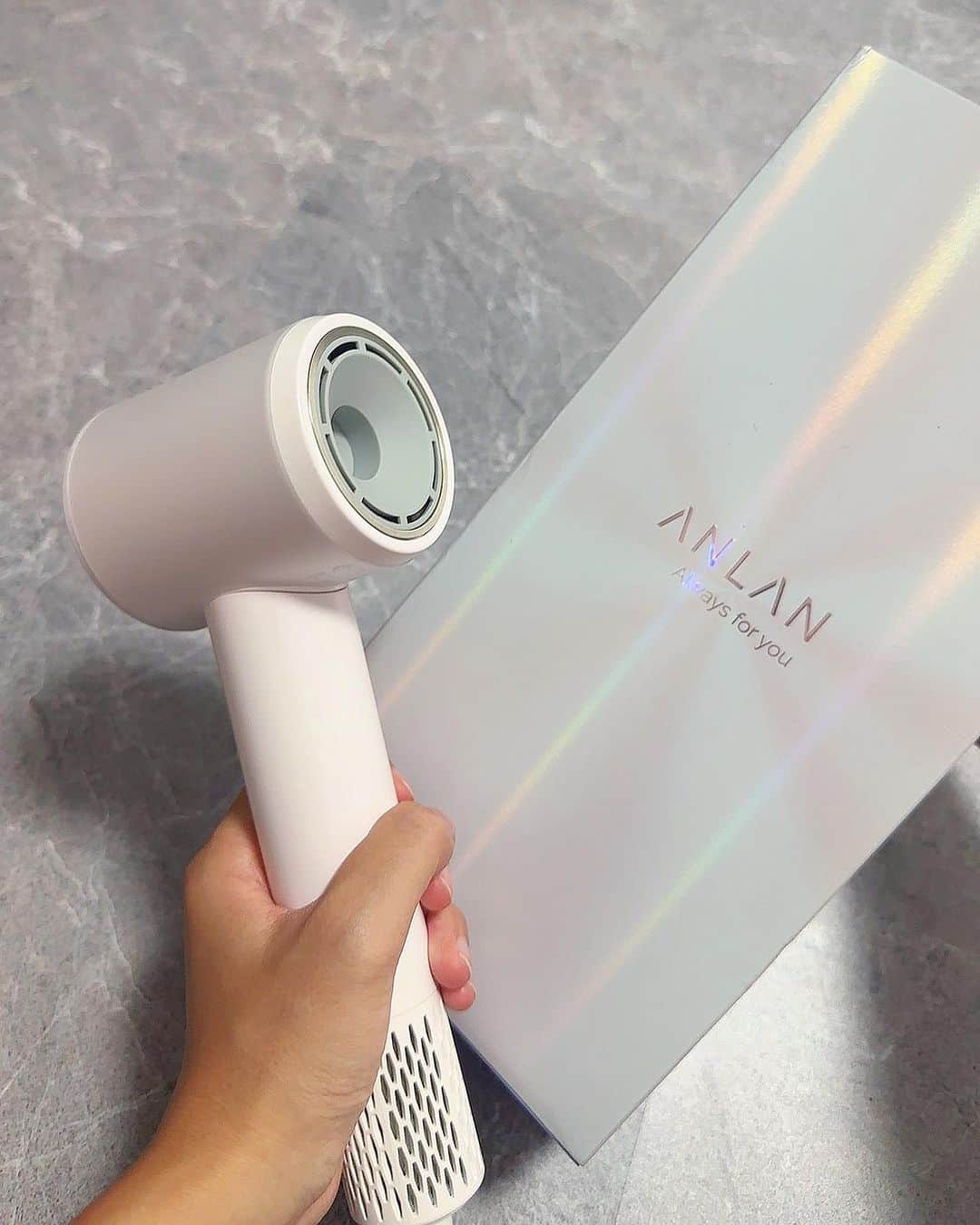 LUNAさんのインスタグラム写真 - (LUNAInstagram)「新しいドライヤーを使い始めて2週間経過! まじでおすすめだから紹介する👍  @anlanpro_official のドライヤーなんだけど、めちゃめちゃ軽くて、なにより台風ばりのパワーなの！🌀  ズボラな私には、髪の毛早く乾くの嬉しすぎる😭 某ドライヤー買うか迷ってだんだけど、これはコスパも良すぎるしGETして正解だった🙆‍♀️  ドライヤーなんて正直何でも良いと思ってたけど、ちょっと良いものに変えるだけで毎日の生活変わる🌿  https://item.rakuten.co.jp/baselab/05-acfj31-04j/  #ANLAN #アンラン #ANLANダブルケアドライヤー #ヘアドライヤー #ドライヤー #速乾ドライヤー #マイナスイオンドライヤー #大風量ドライヤー #美髪 #ヘアケア #スカルプケア #美容家電 #ヘアアイテム#楽天スーパーSALE #自撮り女子#メンズコーデ #ビッグシルエット#ユニクロコーデ#tシャツコーデ #マツエクデザイン#ルーティーン#ゴールドアクセサリー#巻き髪ロング」9月2日 21時56分 - lunaluna1628