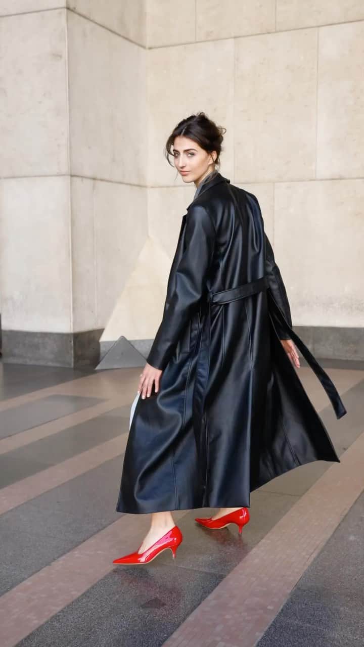 Lee Oliveiraのインスタグラム：「@casadeiofficial FW23-24. Red lady in the Divina  shoes. Shot by @leeoliveira  Styling @mariangelafilippin  Hair & Makeup @lorisrocchi   Discover new arrivals via the Casadei link in bio.」