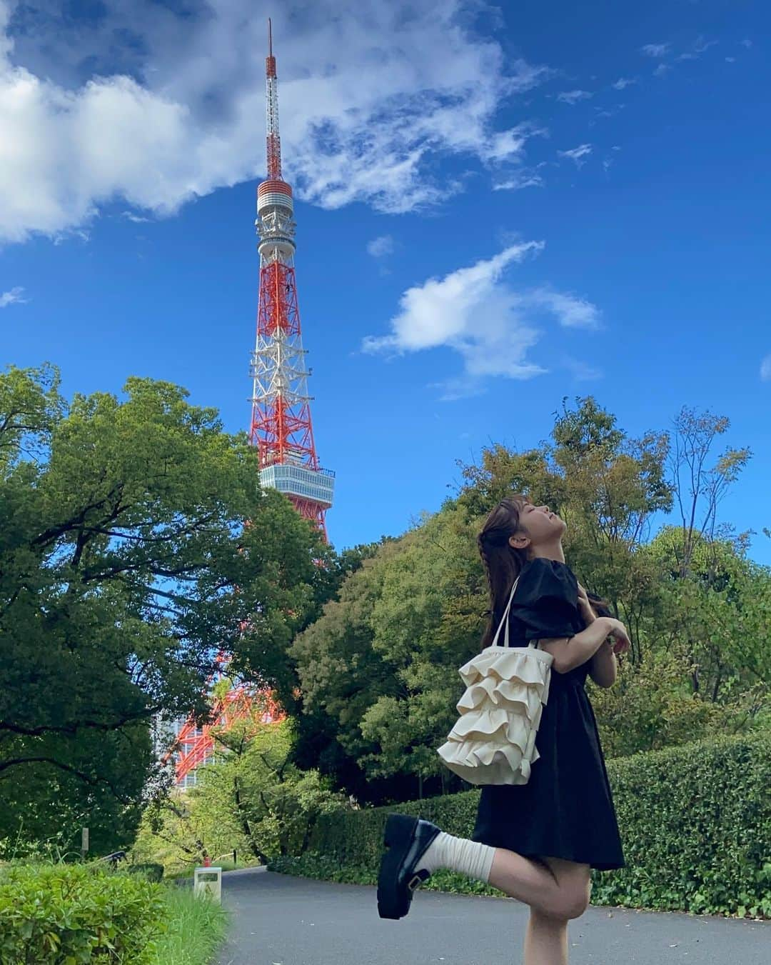 中村真凜のインスタグラム：「1人で🗼 心をリフレッシュできた日🌳" ・ @chick___official のフリルバッグ可愛いのはもちろん！ 荷物たくさん入るから嬉しいっ🤍 " ZOZO商品コード：76377606 " ・ @grl_official #grl #grl購入品 #grlコーデ #グレイル #bubbles #芝公園 #東京タワー #1人時間 #1人行動 #tokyotower」