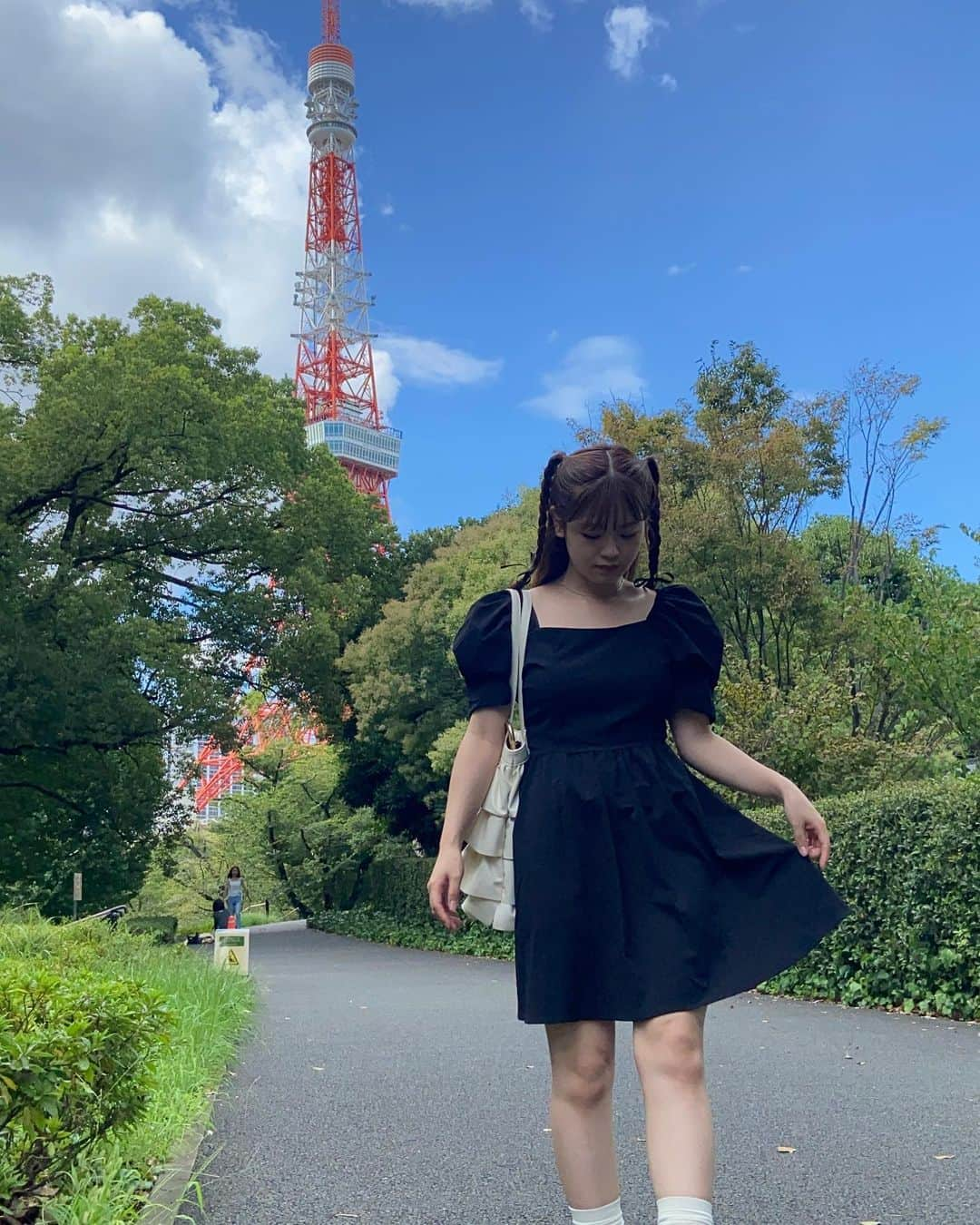 中村真凜さんのインスタグラム写真 - (中村真凜Instagram)「1人で🗼 心をリフレッシュできた日🌳" ・ @chick___official のフリルバッグ可愛いのはもちろん！ 荷物たくさん入るから嬉しいっ🤍 " ZOZO商品コード：76377606 " ・ @grl_official #grl #grl購入品 #grlコーデ #グレイル #bubbles #芝公園 #東京タワー #1人時間 #1人行動 #tokyotower」9月2日 21時59分 - marimero1121