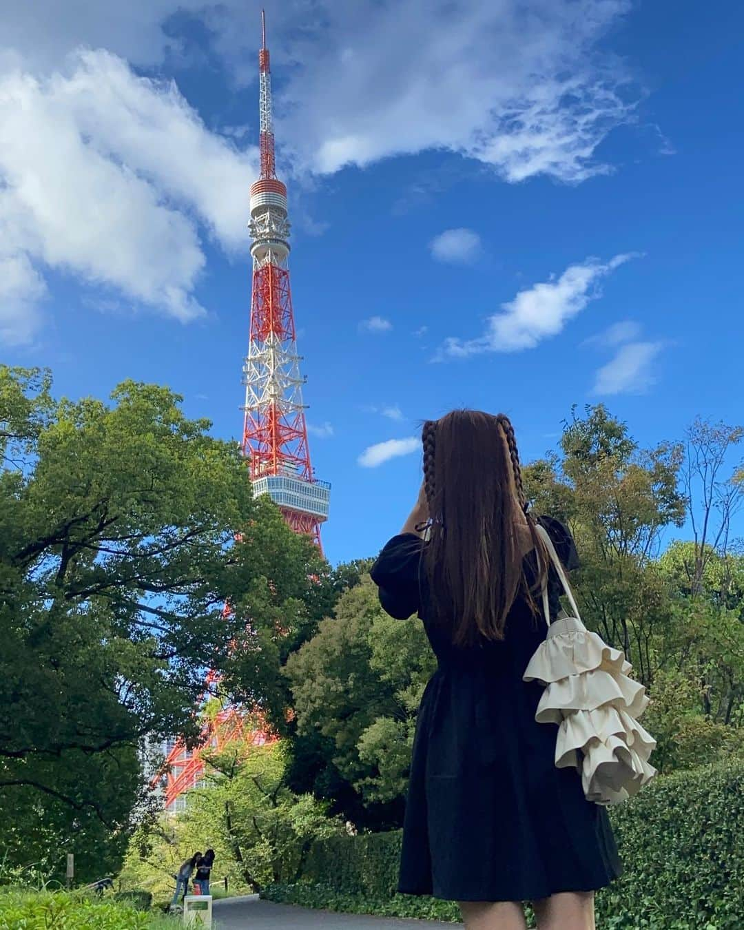 中村真凜さんのインスタグラム写真 - (中村真凜Instagram)「1人で🗼 心をリフレッシュできた日🌳" ・ @chick___official のフリルバッグ可愛いのはもちろん！ 荷物たくさん入るから嬉しいっ🤍 " ZOZO商品コード：76377606 " ・ @grl_official #grl #grl購入品 #grlコーデ #グレイル #bubbles #芝公園 #東京タワー #1人時間 #1人行動 #tokyotower」9月2日 21時59分 - marimero1121