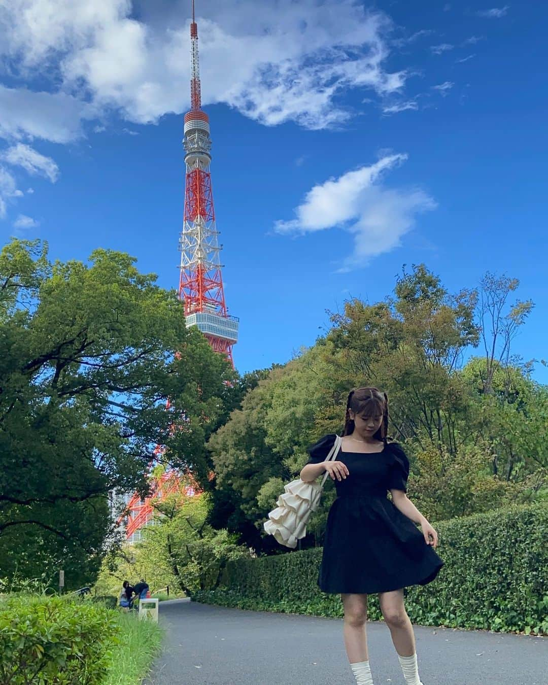 中村真凜さんのインスタグラム写真 - (中村真凜Instagram)「1人で🗼 心をリフレッシュできた日🌳" ・ @chick___official のフリルバッグ可愛いのはもちろん！ 荷物たくさん入るから嬉しいっ🤍 " ZOZO商品コード：76377606 " ・ @grl_official #grl #grl購入品 #grlコーデ #グレイル #bubbles #芝公園 #東京タワー #1人時間 #1人行動 #tokyotower」9月2日 21時59分 - marimero1121