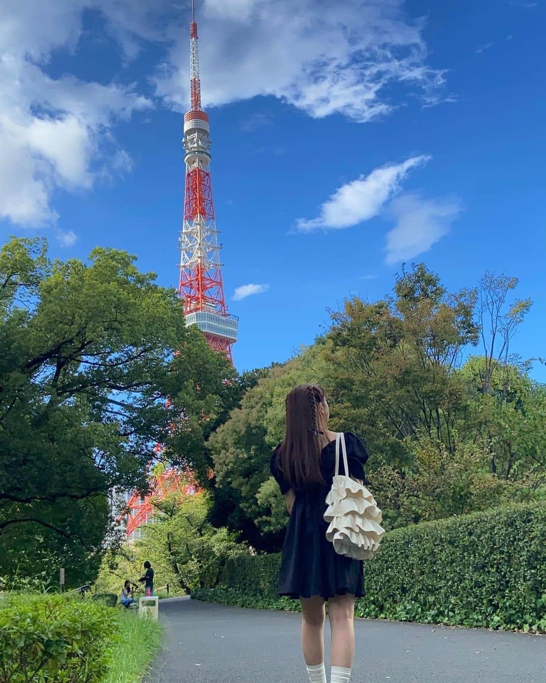 中村真凜さんのインスタグラム写真 - (中村真凜Instagram)「1人で🗼 心をリフレッシュできた日🌳" ・ @chick___official のフリルバッグ可愛いのはもちろん！ 荷物たくさん入るから嬉しいっ🤍 " ZOZO商品コード：76377606 " ・ @grl_official #grl #grl購入品 #grlコーデ #グレイル #bubbles #芝公園 #東京タワー #1人時間 #1人行動 #tokyotower」9月2日 21時59分 - marimero1121