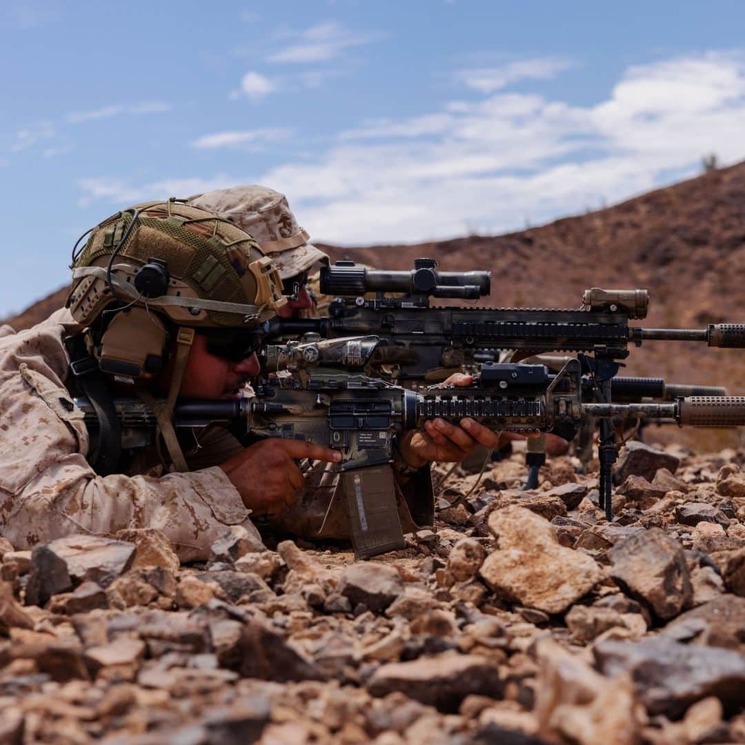 アメリカ海兵隊のインスタグラム：「Kentucky Windage 🎯  📍 Yuma Proving Grounds, AZ (Aug. 16, 2023)  #Marines with @15thMEU conduct an unknown distance rifle range during Realistic Urban Training (RUT) exercise.  RUT is a land-based pre-deployment exercise that enhances the integration and collective capability of the Marine Air-Ground Task Force while providing the 15th MEU an opportunity to train and execute operations in an urban environment.   📷 (U.S. Marine Corps photo by Lance Cpl. Peyton Kahle)  #USMC #SemperFi #MarineCombatArms #Training」