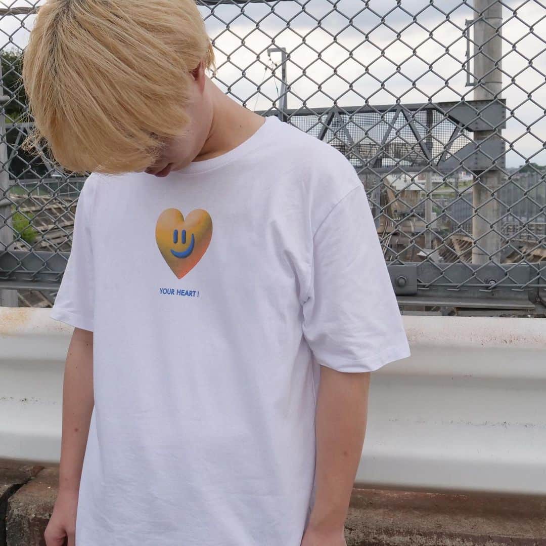 ツリメさんのインスタグラム写真 - (ツリメInstagram)「Hearts Tee  Tシャツ作りました！  春先からデザイン考えてたらこんな時期になってしまいました！でも9月も暑いから沢山着れると思う！  ぜひ購入してね！ 明日22時販売開始！  プロフィールのリンクの「Hearts Tee」から飛んで購入出来ます！  【お届け開始】9月上旬〜順次発送予定  ツリメ考案の「ハーツ君」がFRONTにデザインされたTシャツ。 光沢があり毛羽立ちが少ないUSAコットンを使用したこだわりのボディです。 いつでもあなたの心にツリメが在らんことを！ 9/3(日)〜10(日)までの１週間限定販売です。 ※在庫がなくなり次第販売を終了する場合がございます。  ＜ボディカラー＞WHITE  ＜SIZE(cm)＞ S：身丈 67cm/身巾 50cm/肩巾 43cm/袖丈 22cm M：身丈 70cm/身巾 53cm/肩巾 46cm/袖丈 23cm L：身丈 73cm/身巾 56cm/肩巾 49cm/袖丈 24cm XL：身丈 76cm/身巾 59cm/肩巾 52cm/袖丈 25cm ■ツリメ：男性170cm ・Lサイズ着用 ■女性159cm・Mサイズ着用  ＜素材＞綿100％・6.0オンス  ※商品画像はイメージです。実物とは異なる場合がありますのでご注意ください。 ※サイズ寸法はメーカー提供情報です。差異や個体差がありますのでご了承ください。 ※別途送料」9月2日 22時00分 - turime1996