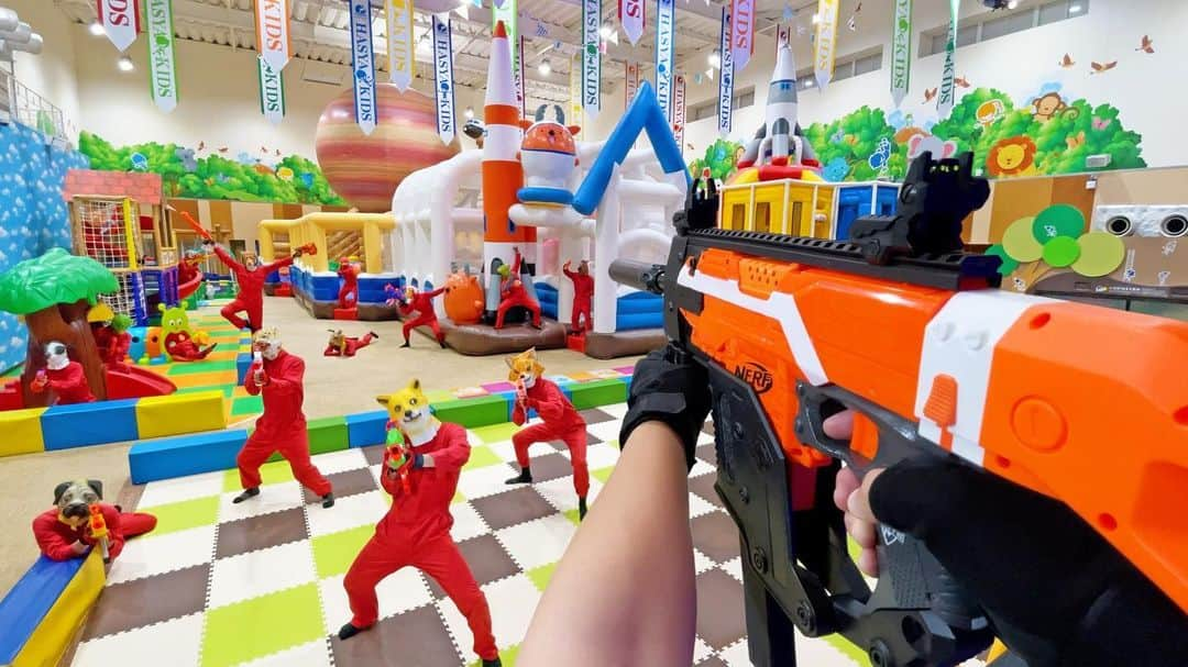 Kamiwaza Trickshotsのインスタグラム：「Nerf War | Amusement Park Battle 45🔫 ナーフ戦争 | 奈良健康ランド はしゃきっズ編🔥公開  今回の舞台は奈良健康ランドにある「奈良わんぱくランドはしゃきっズ」！！ 屋内型の巨大エア遊具を存分に使った激しいナーフの戦いをお楽しみ下さい😎🔥 今回のストーリーの中には、ある有名な日本昔話も盛り込まれています。。  @narakenkoland  @hasyakids  お忙しいなか撮影に全面協力して頂き本当にありがとうございました🙏  @kamiwaza.tomo @nari_kamiwaza @hidetorian  #nerf #nerfwar #nerfgun  #youtube #奈良健康ランド #はしゃきっズ」