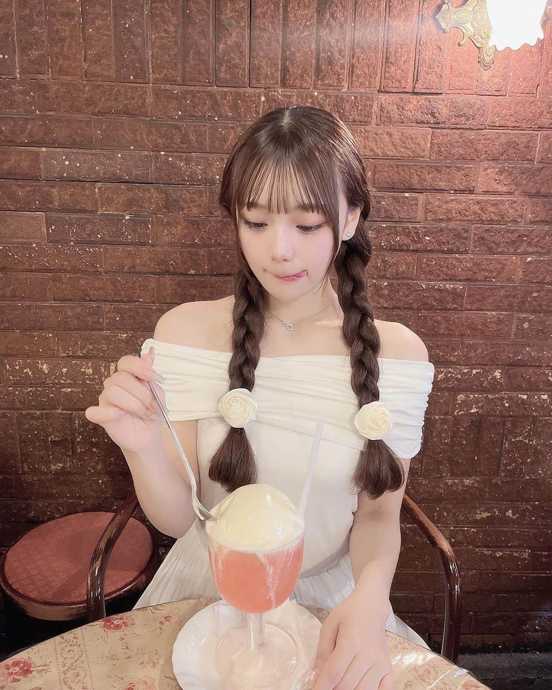 古澤里紗さんのインスタグラム写真 - (古澤里紗Instagram)「レトロな喫茶店☕️🤍''  . . .  ずっと行きたかった メロンソーダを飲みに行きました🍹''  暑い日の簡単アレンジはおさげさんです めんどくさいなと思ったらおさげさん TikTok出現率高めのおさげさん  . . . #吉祥寺カフェ  #フレンチガーリー  #ふーりーこーで」9月2日 22時12分 - fuuuuu_ri