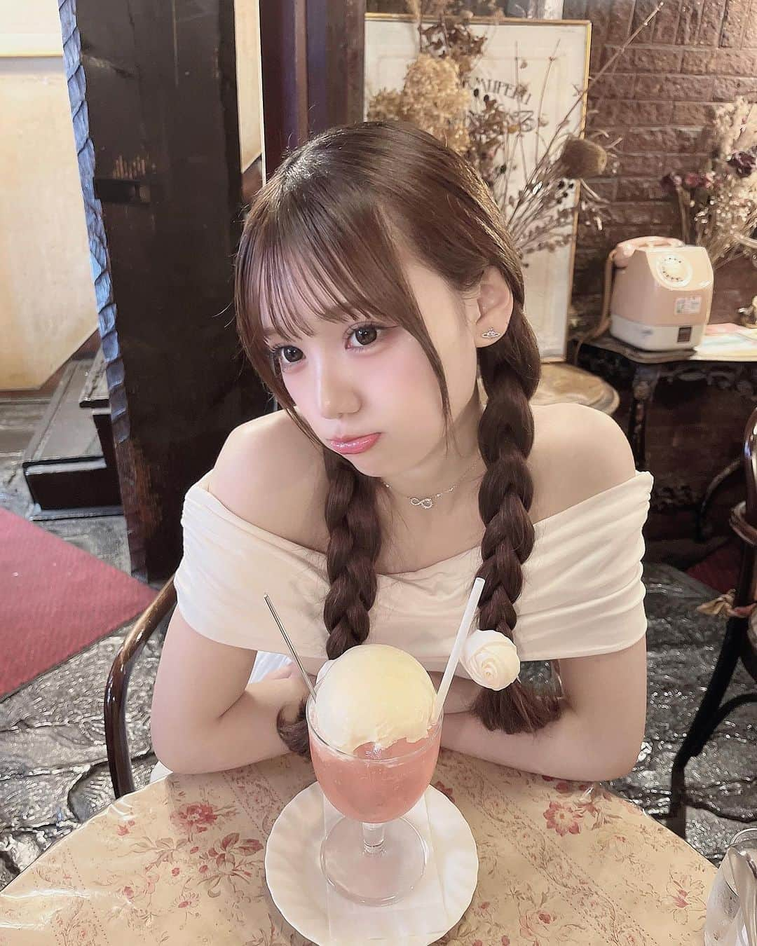 古澤里紗さんのインスタグラム写真 - (古澤里紗Instagram)「レトロな喫茶店☕️🤍''  . . .  ずっと行きたかった メロンソーダを飲みに行きました🍹''  暑い日の簡単アレンジはおさげさんです めんどくさいなと思ったらおさげさん TikTok出現率高めのおさげさん  . . . #吉祥寺カフェ  #フレンチガーリー  #ふーりーこーで」9月2日 22時12分 - fuuuuu_ri