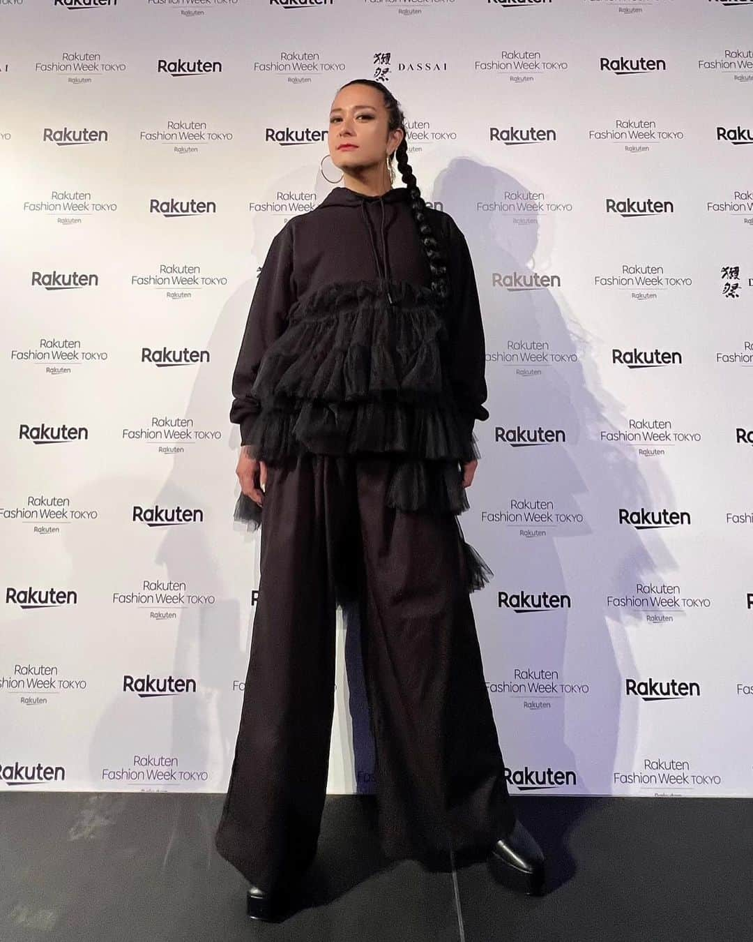 HIDEKiSMのインスタグラム：「Rakuten Fashion Week TOKYO 「VIVIANO SPRING SUMMER 2024 RUNWAY SHOW」に行ってきました👗  チュールのボリュームがゴージャスで迫力満点、見応えバッチリでとても華やかな空間でした💐  素敵なショーを観ると感性高まる🩷  @vivianostudio  素敵な空間をありがとうございました💋  #VIVIANO  SP THX👠 @yuta____tokyo  @ta2yahamasaki  @miccieofficial   #ENViiGABRIELLA #HIDEKiSM #エンガブ  #ヒデキズム #ENGA部 #エンガ部 #GAVii」