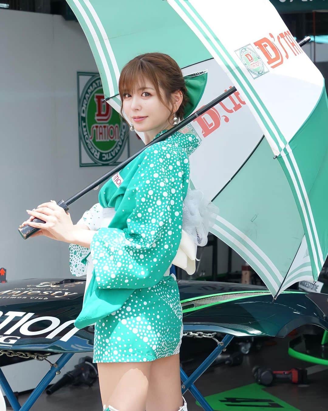 水瀬琴音のインスタグラム：「💚🤍💚 ・ / Super耐久 第5戦 inもてぎ🥟🏁 予選日お疲れ様でした🥰💕 \ 暑い中、物販会・ステージ・PW・お散歩タイムも…!! 1日沢山ありがとう🙈💕  今日はD'stationロゴ入り 浴衣だったよ⸜(*ˊᗜˋ*)⸝✨✨✨  物販会ではみんなのお陰で Newグッズのフレエンポーチ完売しました🥰💚💚 ゲットしてくれたみんな 本当にありがと〜⸜(*ˊᗜˋ*)⸝✨✨  明日のサイン即販会は無くなりましたのでご確認よろしくお願いします!!  明日の決勝レース、 ST-1クラス 47号車は総合8番手 クラス2番手からのスタートとなります！  決勝日もD'station Racingへの応援を よろしくお願いします💚 ・ ・ ・ #s耐 #super耐久  #もてぎ #モビリティリゾートもてぎ  #レースクイーン #ポートレート  #portrait #一眼レフ #camera」
