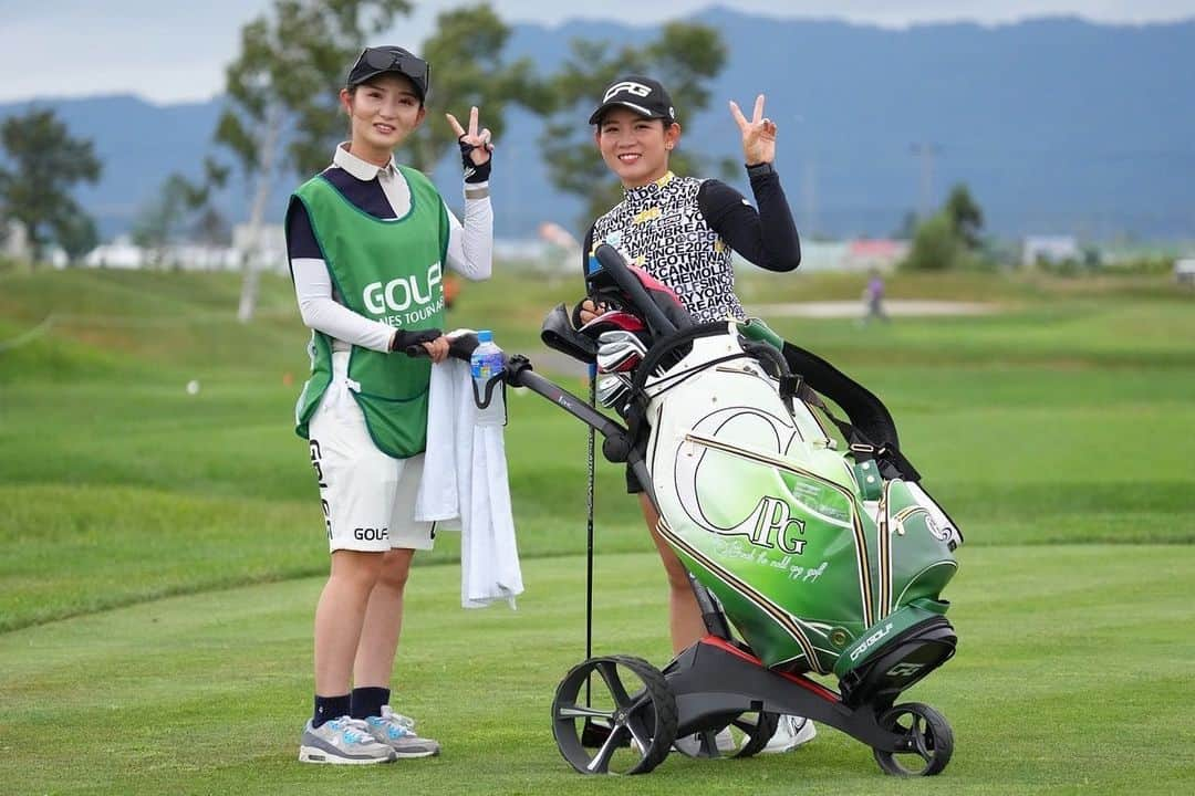 吉本ひかるのインスタグラム：「キャディーバック緑になりました💚🤍 ありがとうございます‼︎😻 @cpggolf_official   残りのシーズン 前向きに✊✊✊  #マイナビ #一昇金属 #東急ステイ #不動産SHOPナカジツ #ネクスト #ビーエスコート #cpggolf #nike #ファイテン」