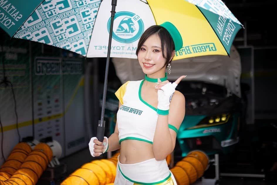 有栖未桜のインスタグラム：「スーパー耐久 Rd.5もてぎ 予選日🏎🏁 ⁡ 予選日たくさんの応援 ありがとうございました🫶💚 予選の結果 明日52号車は クラス2番手からのスタートとなります✨ ⁡ 80kg積んでるとは思えない走りでしたね🥹✨✨✨ ⁡ 明日も熱中症に気をつけて 引き続き応援よろしくお願いします💚💚 決勝も楽しもうね🫶💚💚💚 ⁡  ……にしても アロハオリジナルシャツが めっちゃ似合ってる🤣💚 ちなみによく見ると…？？？！🫣笑  ⁡ ⁡ #スーパー耐久 #s耐 #埼玉トヨペットgreenbrave #greenbrave #埼玉トヨペットサポーターズ2023  #レースクイーン #rq #コスプレイヤー #ショートカッ党 #ポートレートモデル #有栖未桜 #みおるー沼 #followme」