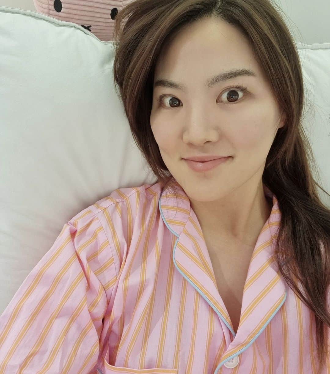 ユ・ソヨンのインスタグラム：「아무날도 아닌데 언니가 나 행복 기운 받으라고 사준 꼬까잠옷💗 고마와 언니 @bomee.lee  덕분에 찍어본 셀카 이제 손꾸락이 오그라든다ㅋㅋㅋㅋㅋㅋㅋㅋ #thankyou #pajamaselfie」