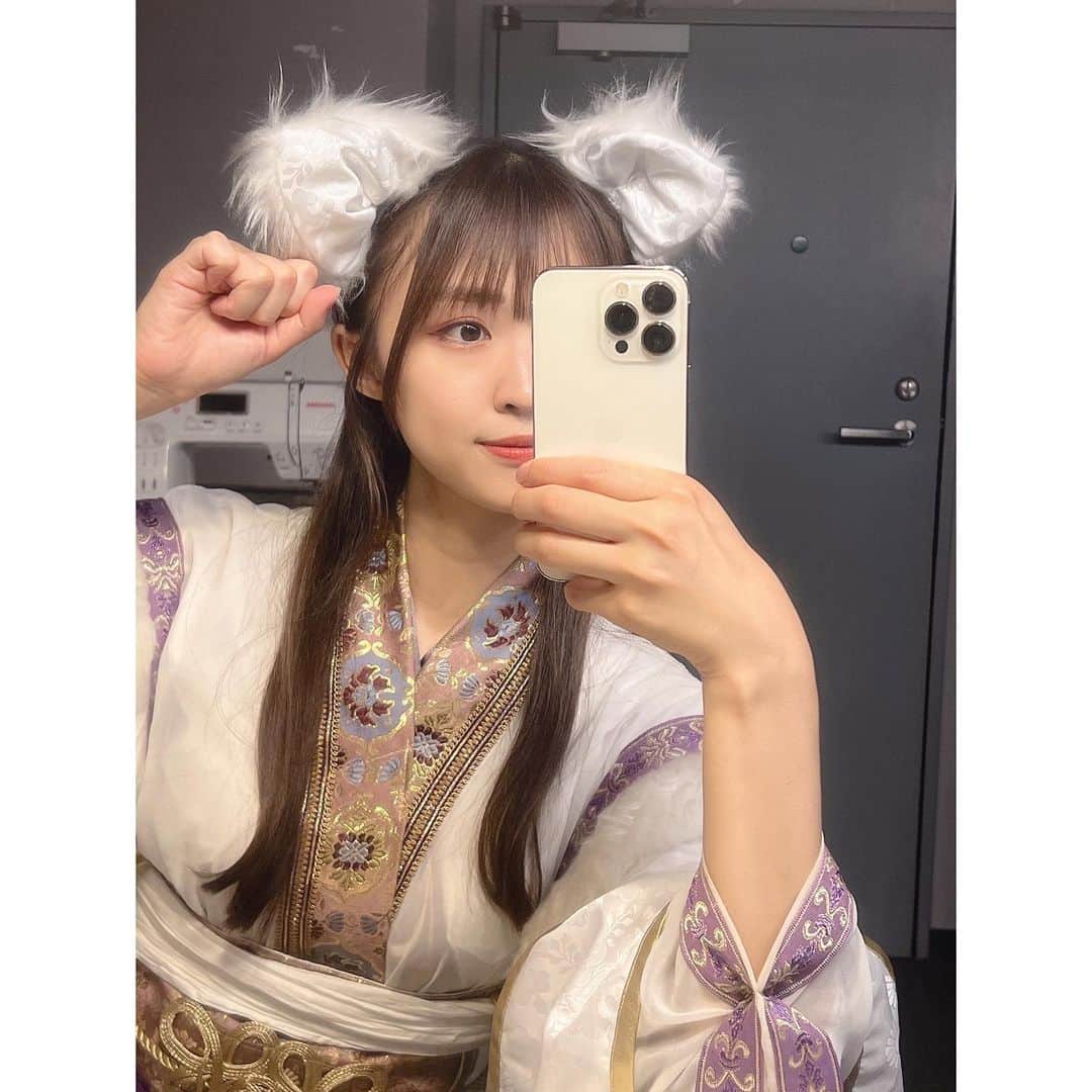 のインスタグラム：「＊ 東京公演3日目ありがとうございました！  アフターイベント、とても楽しかったです！ めちゃめちゃ笑いました… 耐えるのに必死だった… もうずるいですよね…  残すは2公演のみとなりました！ いよいよ明日千秋楽。 約2ヶ月間煙突もりにいたので寂しい気持ちでいっぱいですが、最後まで全力でお届けします！  九尾さんの衣装はとっても高貴で、 耳としっぽの柄が一緒なのが推しポイントです あと腕にしっぽがからまりついているのも好きです🦊🤍  #煙突もりの隠れ竜」