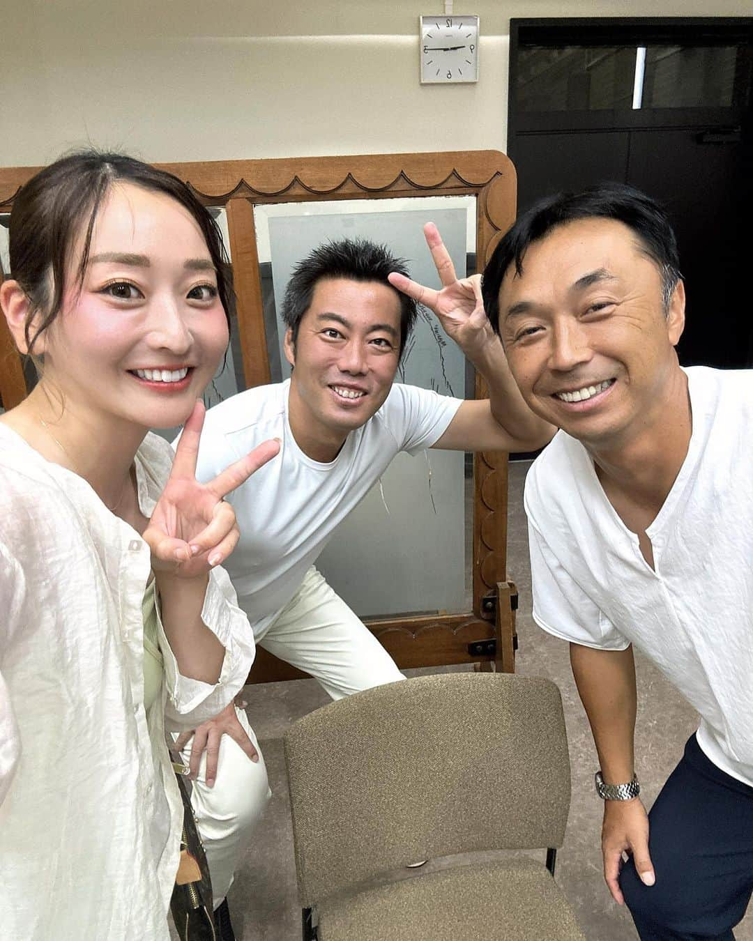 長崎望未のインスタグラム：「.  宮本慎也さんと上原浩治さんの クラブハウス2023👏🏻✨  今回、初めてのアシスタントを 経験させてもらいました🎤☺️  不慣れなところばかりでしたが 宮本さん上原さんそして 会場のお客様が優しかったので 最後までやり切ることができました🥰🙏🏻  トークショー終わりにも写真撮ってくださって 私の背に合わせてかがんでもらって ほんと最後まで優しい…🥹🫶🏻感謝。  東京公演に引き続き名古屋公演も 楽しいトーク内容で最高でした❤️😘  今日はヘアセットも 名古屋で可愛くしてもらって はっぴーっ！🫶🏻😌  #宮本慎也 さん #上原浩治 さん #⚾️🫶🏻」