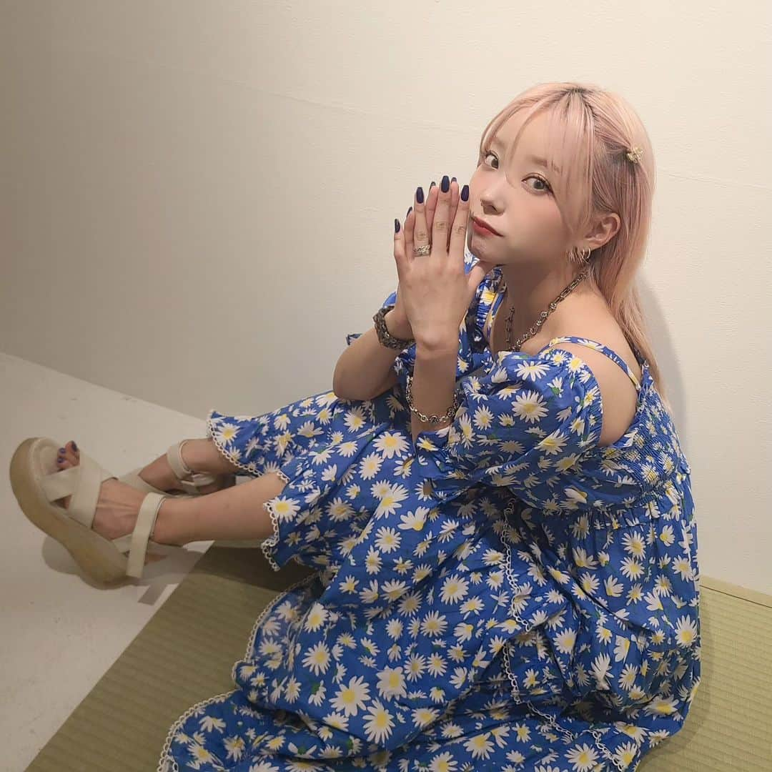 mam（まむ）のインスタグラム：「My favorite color these days is blue💙 . . Dress:@dear_sisterhood  Shoes:@grl_official」