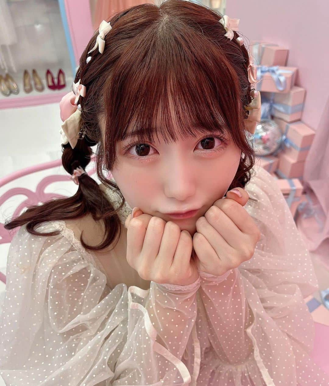 桃姫もえかのインスタグラム：「ぶりっこポーズといったこれ🎀  あいかちゃんにかわいくヘアメしてもらって撮影したよぉ(⸝⸝⸝› ⤙‹⸝⸝⸝)♡ スタジオも衣装のドレスも素敵だった♡  そしてまつ毛今月もるなちゃんにぱっちりしてもらったよぉ〜   #へああれんじ #へあーすたいる #あみおろしアレンジ #ヘアアレンジ #ヘアカラー #ヘアモデル #ピンクブラウンカラー   #量産型コーデ #量産型 #量産型女子 #量産型オタク #おしゃれさんと繋がりたい  #アイドル    #アイドル好きと繋がりたい #地下アイドル  #雰囲気すきな人いいね #自発ください #いいね返し #美男美女さんと繋がりたい  #アニメ好きな人と繋がりたい  #自撮り界隈 #kosplay #隠しきれないヲタク #被写体モデル  #他撮り #夢の国  #likeforlike #instagood  #selfie#disney」