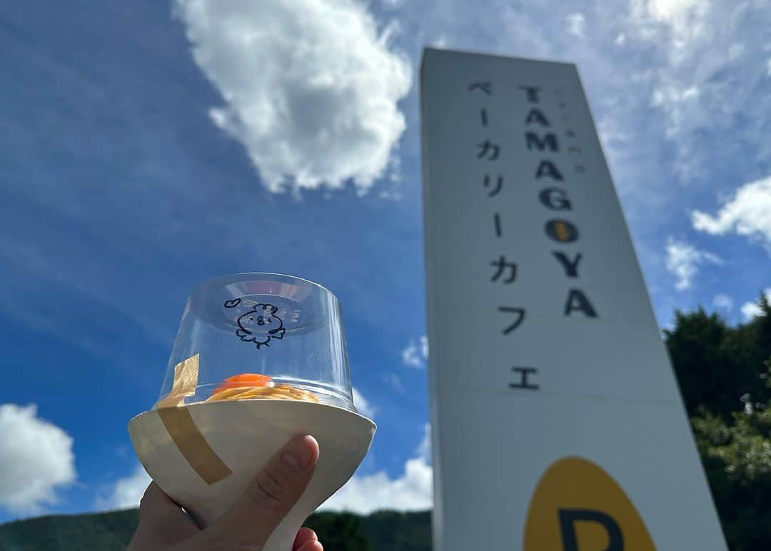 丸山桂里奈さんのインスタグラム写真 - (丸山桂里奈Instagram)「青空が青なのは雲の白がより頑張っているからですよ〜🤝 そして、最近の我が家の様子。 久々に別荘に行きましたっ。 毎日バタバタしていて、なかなかお互いの休みが合わなかったりでしたが、、、イレギュラーで休みになったので🙏 いつもいくTAMAGOYA🥚 必ずと言っていいほど行きます。とにかくパンもおいしいしお土産もたくさんあるし、今度はランチに行きたいな🚗 三島店の方にも行きますが，別荘から近いので。通過する度に寄ってます😊 今回は初めて食べる巣ごもりパンケーキカスタード🥞を本並さんが期間限定のとうもろこしアイスを私が🌽 二つとも美味しかったし、パンは帰宅してからいただきましたが、とにかく私たちのお気に入りです。そしてこのたび初めてぷくぷくを連れて行きました。お店に入るとよだれをたらしながら初めてみる食べ物でクルクル目をまんまるにしてました👀 おいしい農家さんが作った野菜も買えたし大満足👀🤝 次はランチを食べたいなぁ🍙 最近6ヶ月になったぷくぷくですが、とにかく活発的にお腹でクルーて回って方向変えたりして移動しです。 複雑な気持ちもわかるようになったのか、わーんわーんは泣きませんが嘘泣きをよくします😨抱っこしたらニターと笑いながらいます。 嫌なことはブンブンて下に手をやり、ぶぶぶーて唇をとがらせたりしています🫦 どんな仕草も可愛くて、毎日成長するぷくぷくが楽しみです😍そんなこんなで日曜日も素敵な１日にしたいです。 そして、今日は離乳食が2回になりました。タイミングいつかなて悩みましたが、色々情報見ながらとぷくぷくを見ながら今日からにしました☺️とにかくよく食べる食べる。 もう骨太になってきてます☺️力も強いし、骨も強いし、バランス力もあるし、頼もしいです😊😍☺️ ということで次，また別荘行けるのはいつになるかなぁー。  #別荘 #熱海 #TAMAGOYA #お気に入りのお店 #ぷくぷく初来店 #テンション上がってました #塩一粒くらいのとうもろこしアイスをあげました #美味しかったようでにんまり #日々成長 #父と母も全力です #明るく楽しくがモットー #ずっと笑ってる #また明日ね #今日は眠れるかな #いい意味で #インスタバエ」9月2日 22時20分 - karinamaruyama