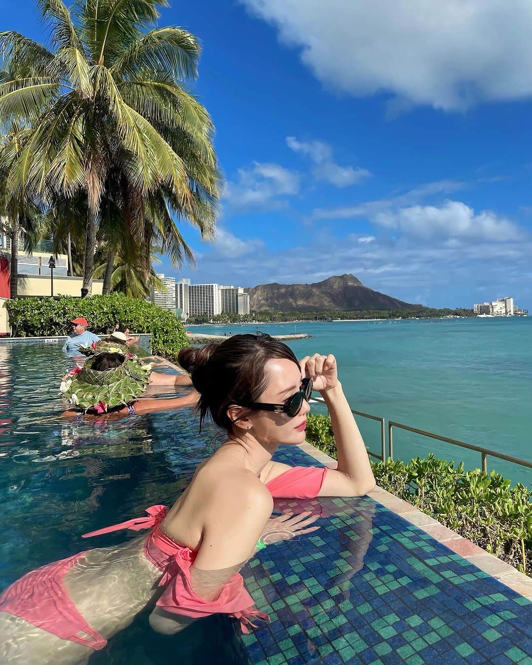 Aoiのインスタグラム：「8泊10日のハワイ旅🌺  シェラトンワイキキに宿泊しました👯‍♀️ プールから見えるワイキキビーチとダイヤモンドヘッドが美しい💐 お風呂に入るかのごとく、ずーっとぷかぷかしてました🛟  #ハワイ#hawaii」