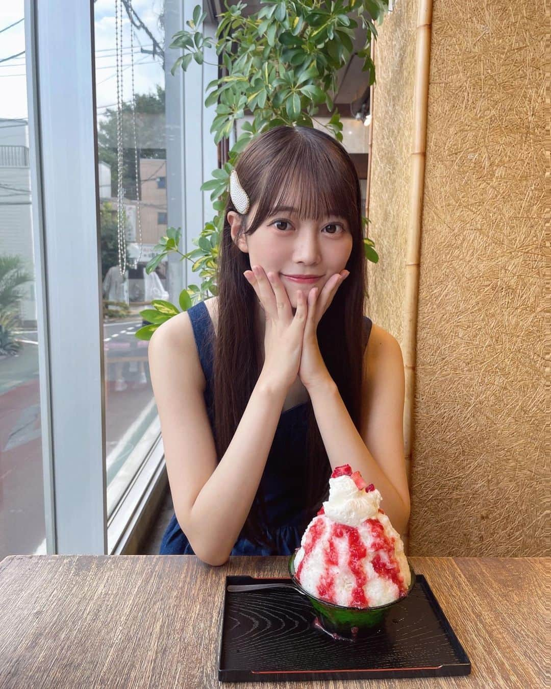 松村キサラのインスタグラム：「・ ずっと行ってみたかったかき氷屋さんに母と行ってきました🍧 見た目も可愛くて美味しすぎた（；_；）  #かき氷 #東京かき氷 #和kitchenかんな #スイーツ #東京スイーツ #キャミワンピ #デニムワンピース #キャミワンピース #夏コーデ #ストレートヘア」