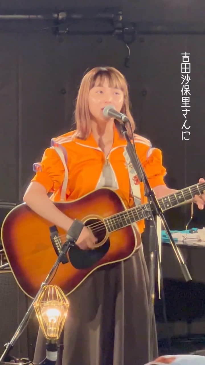 のインスタグラム：「#全国声波 _11 ＠三重・四日市CLUB ROOTS  今回は、即興cmソングコーナーより。🎥 本来は、各県のお客さんの地元のおすすめでcmソングを勝手につくるコーナーやけど、三重県民ギャグ線高すぎてクジでひいた紙には「吉田沙保里」という文字が。地元のおすすめ吉田沙保里ってなに。ほんで「吉田沙保里さんのcm」ってなにという気持ちで歌いました。もちろん即興です。  この日は、自分のなかの段取りみたいなものを覆したくて、弾き語りワンマン史上初の、ある試みをしました、新しい景色がみえた、みんな最高にいい顔してました、また必ず会おうな！修学旅行でスペイン村のピレネー身長制限で乗れなかったのも笑い話になりました！」