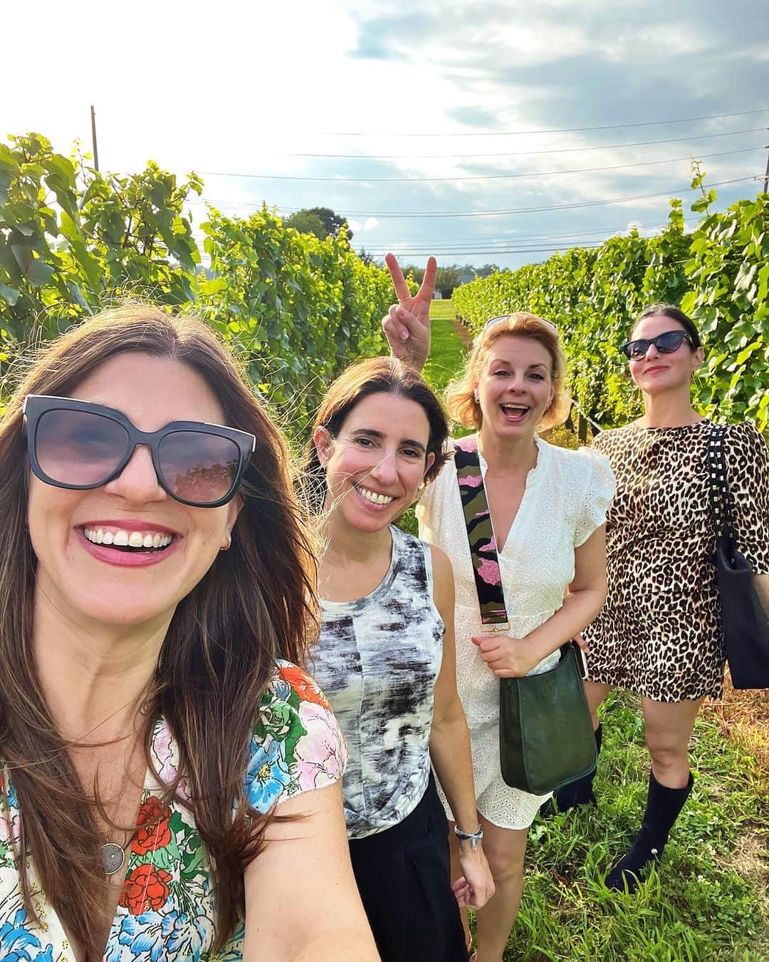 Ilana Wilesのインスタグラム：「A few summers ago, while our kids were all away at camp, I took a trip with my college friends to Charleston, had the best time, and we all decided that we were going to make a trip like that happen every year. Then life got in the way. The next year, I got Covid when we were all supposed to go to Rhode Island (I had to cancel that morning and was so bummed) and then this summer, we couldn’t figure out a date that worked for everyone while our kids were all away in July. But you know when you just feel the need to be around the friends who have known you forever? So, I got Mike to agree to take the kids to the city for two days and I had my friends all stay over the house. We went wine tasting in the North Fork, had dinner in Greenport, shopped in Westhampton… it was so lovely and just what I needed. I felt a little bad sending the kids away but sometimes friend time is just as important for your mental well-being as family time. ❤️」