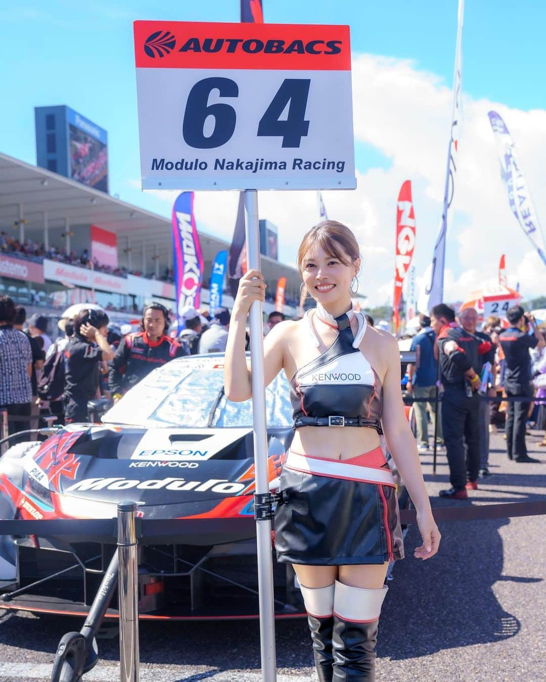 津田知美のインスタグラム：「#supergt #KENWOOD . レアなグリッドガール姿❣️ 綺麗に撮ってくれてありがとうございます🤲 . 明日の撮影会、よろしくお願いします🫶 . #nakajimaracing」