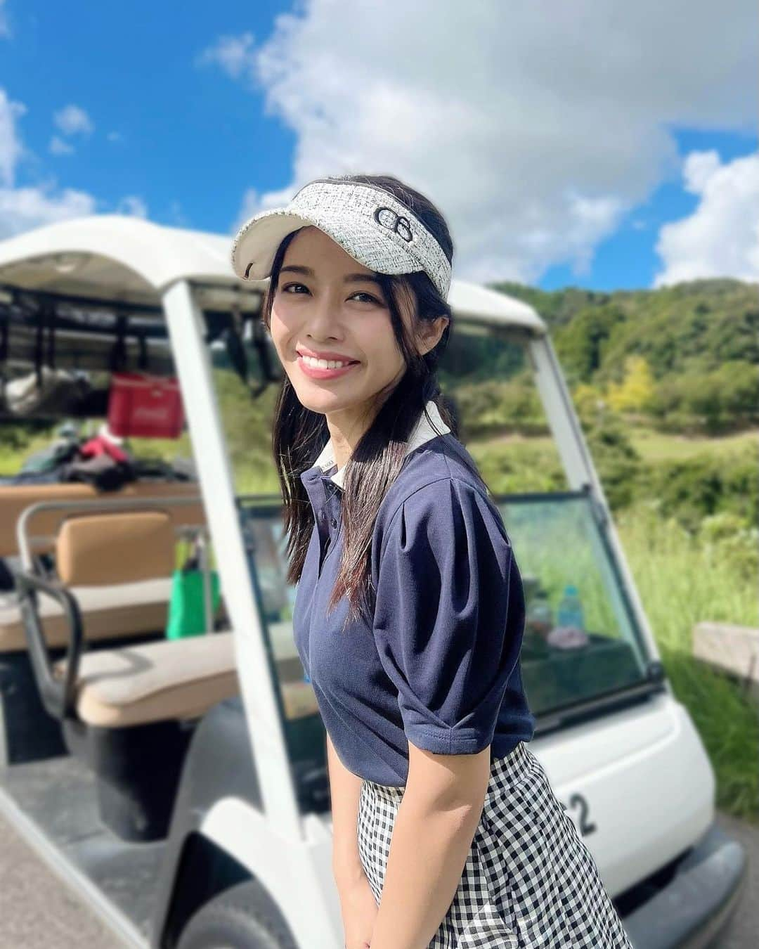 石倉侑芽のインスタグラム：「.  久しぶりのゴルフ⛳️🤍 まだまだ暑くて溶けそうだった…🫠☀️  この日のウェアは @eimygolf  トップスはお友達からの誕生日プレゼント🎁 私の好みわかってすぎてすごい🥹💕ありがとう🫶  こうして紫外線をたっぷり浴びてしまったときでも 安心できるのが#エスビューティークリニック 🤍 @sbeautyclinic   私はレブライトっていう、 しみ・肝斑・毛穴・くすみ・色素沈着の改善に効果的という施術をお願いしています♡  前回はこれにプラスして、保湿のメニューも🤍  院長のゆみ先生も、スタッフさんも とっても丁寧で施術の内容も分かりやすく説明してくださり 肌とかボディの状態を見て、こういう順序でケアしていくのがいいと思うよってアドバイスしてくれるので安心🌼  また次行くのがたのしみ(❁´◡`❁)  #肌ケア#美肌ケア#美容クリニック#レブライト#レーザートーニング#アンチエイジング#美容#ダイエット#セルライト除去#痩身サロン #ゴルフ女子#ゴルフ#ゴルフウェア#ゴルフコーデ #ゴルフスイング#スポーツ女子 #トレーニング女子#ゆめちんゴルフ」