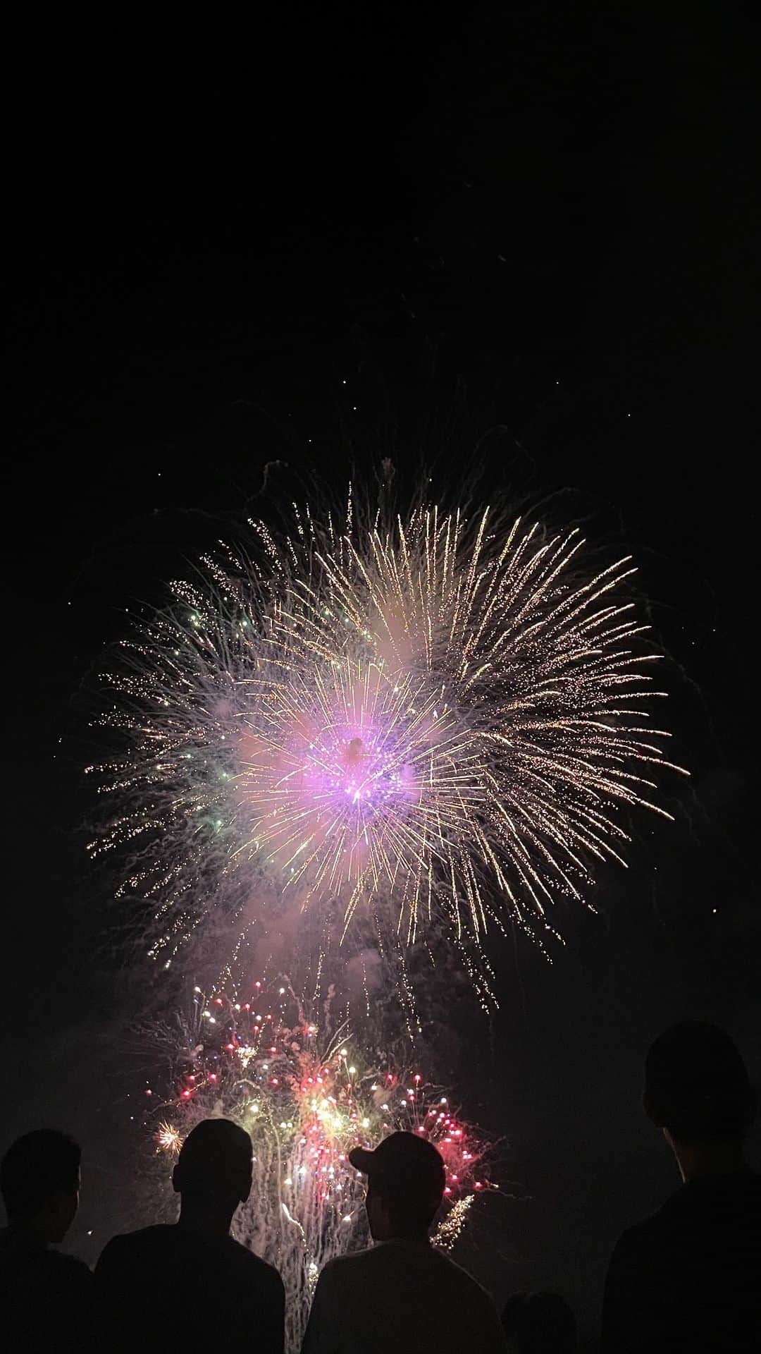 王子谷剛志のインスタグラム：「人生初花火大会🎆 20分後に大雨😅」