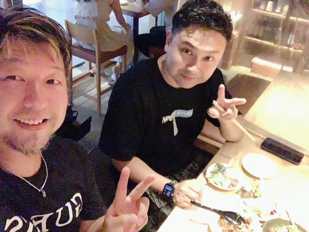 星野光正のインスタグラム：「久々の前日合流！  練習と飯！  明日頑張ります！  #プロダーツプレイヤー #ダーツインストラクター #ダーツ #エスダーツ #エスダーツオフィシャルプレイヤー #targetsportsjapan #らいおん鍼灸整骨院 #恋川純弥 #DPL #RND #孔映サッシ #ラスティーネイル #テンフィールズファクトリー #星野光正 #星野飯 #三児のパパ #アラフォーパパ #料理好き」