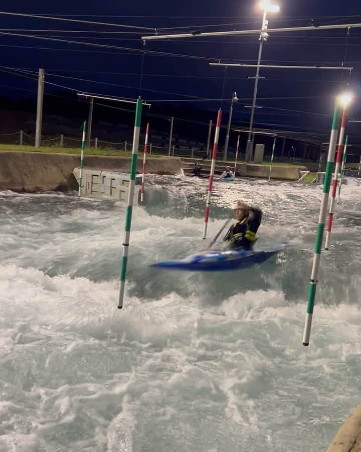 羽根田卓也のインスタグラム：「ロンドンは気温が低く、夜のセッションはかなり寒いですが、良いトレーニングができています。 世界有数のタフコースなので、一粒の水をも読み切る漕ぎが必要です。 #london #training #water #canoeslalom #concentration」